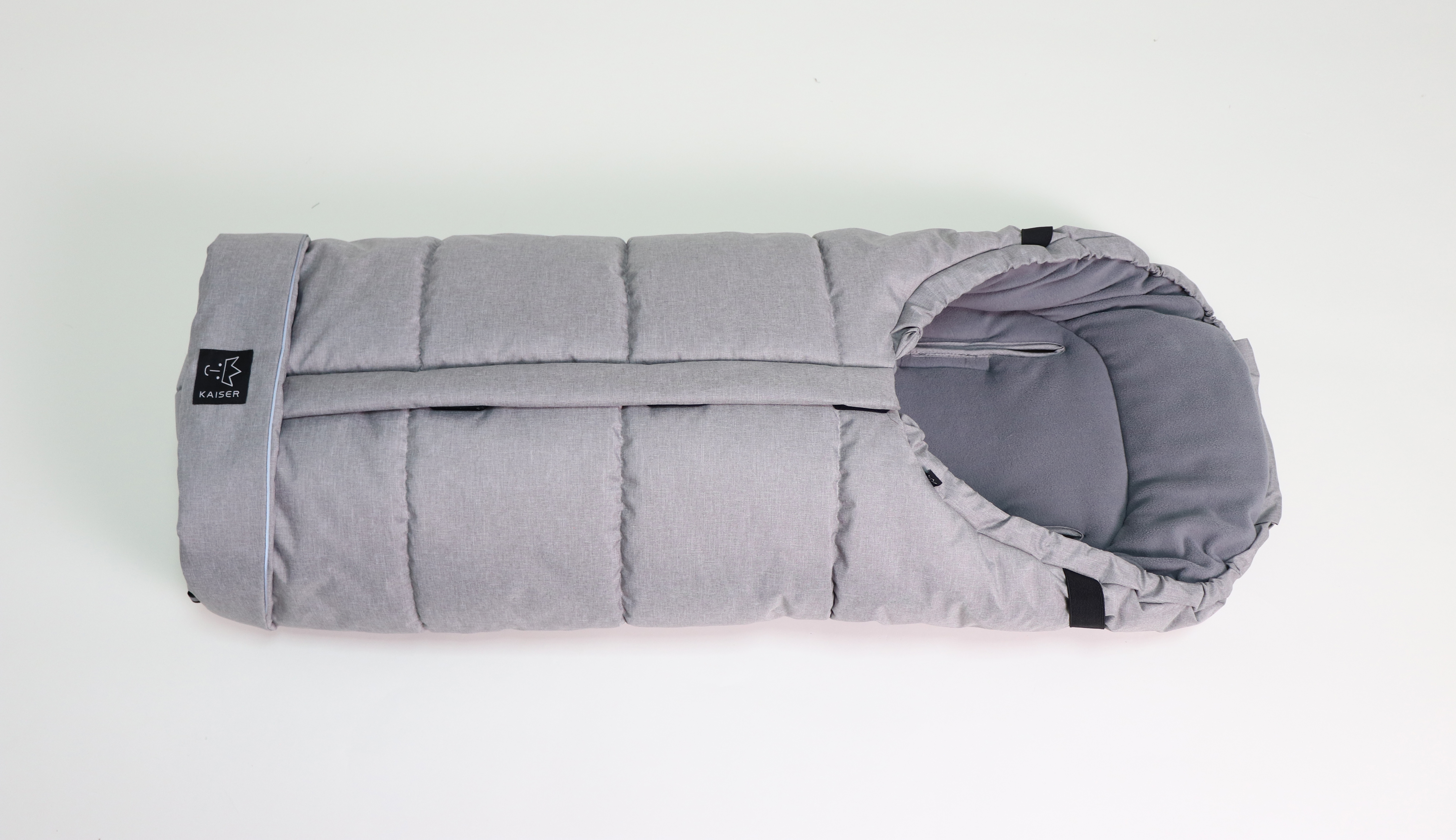 Thermofußsack in light grey melange mit schwarzem Logo liegt horizontal