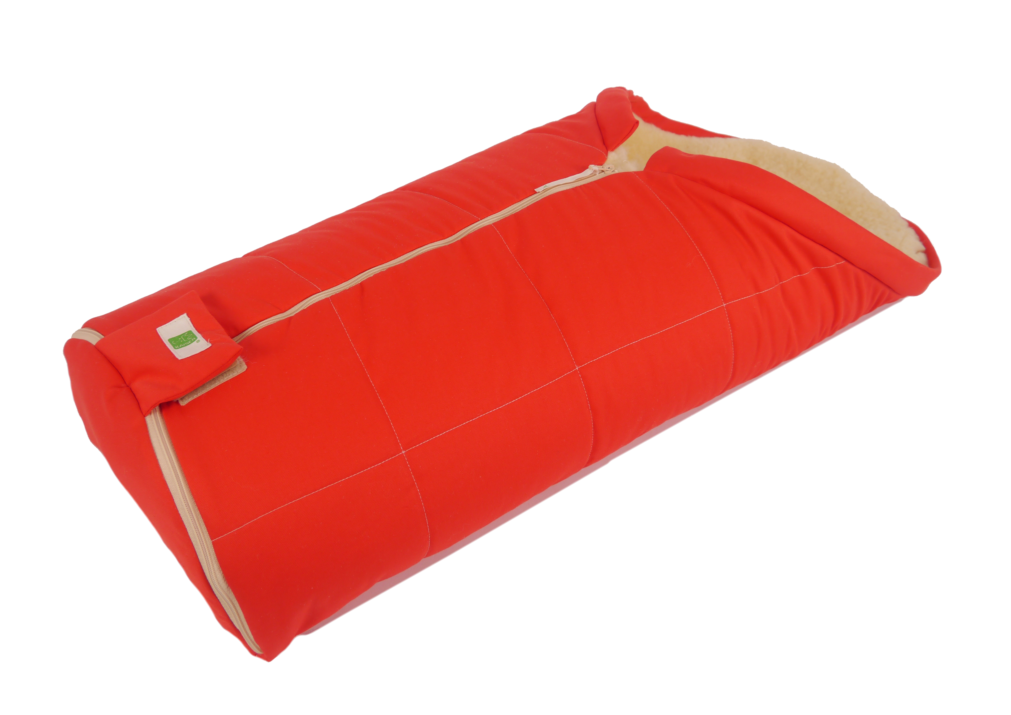 Fußsack mit dem Lammfell-Innenfutter in der Farbe red liegt horizontal