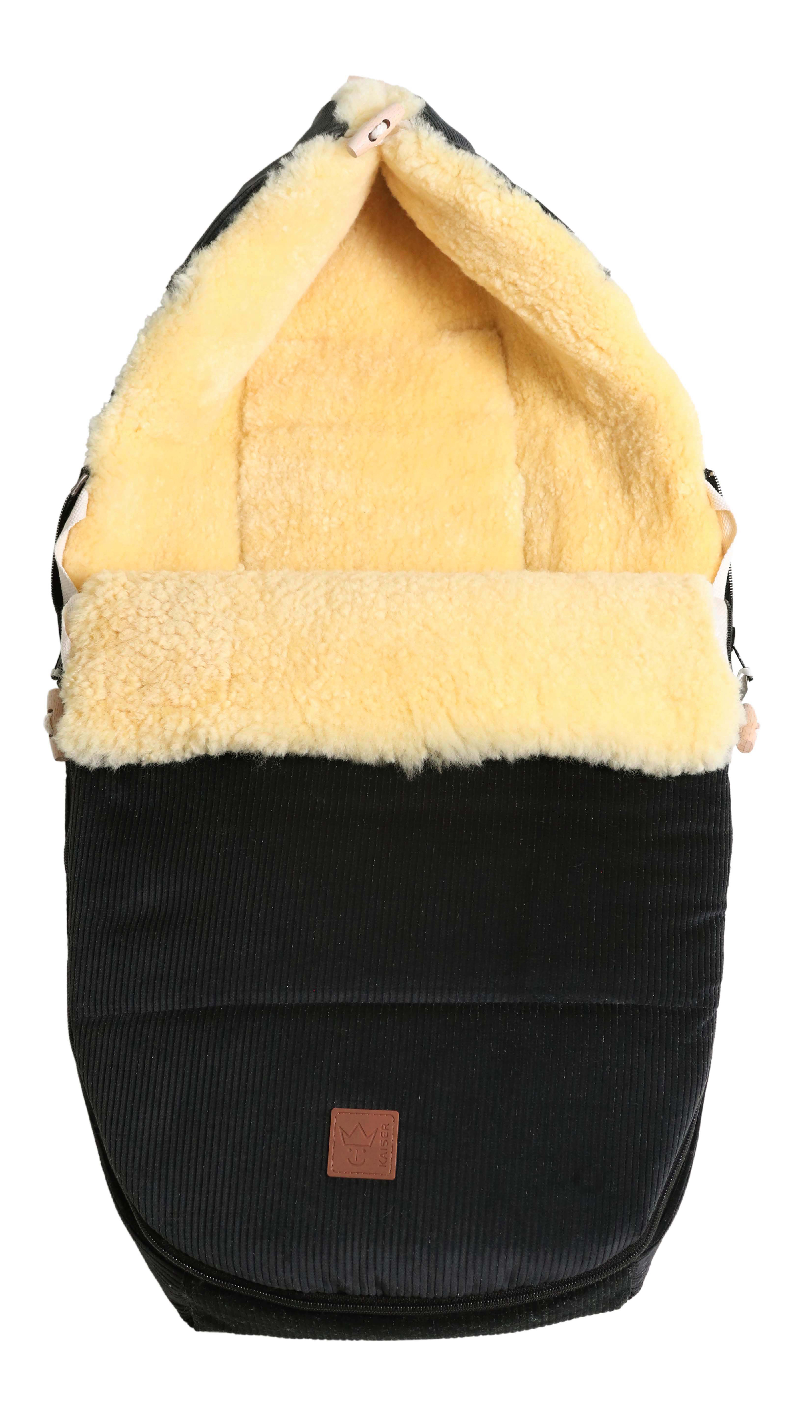 FILIA CORD Babyschalen Fußsack mit Lammfell in der Farbe Black, Vorderansicht