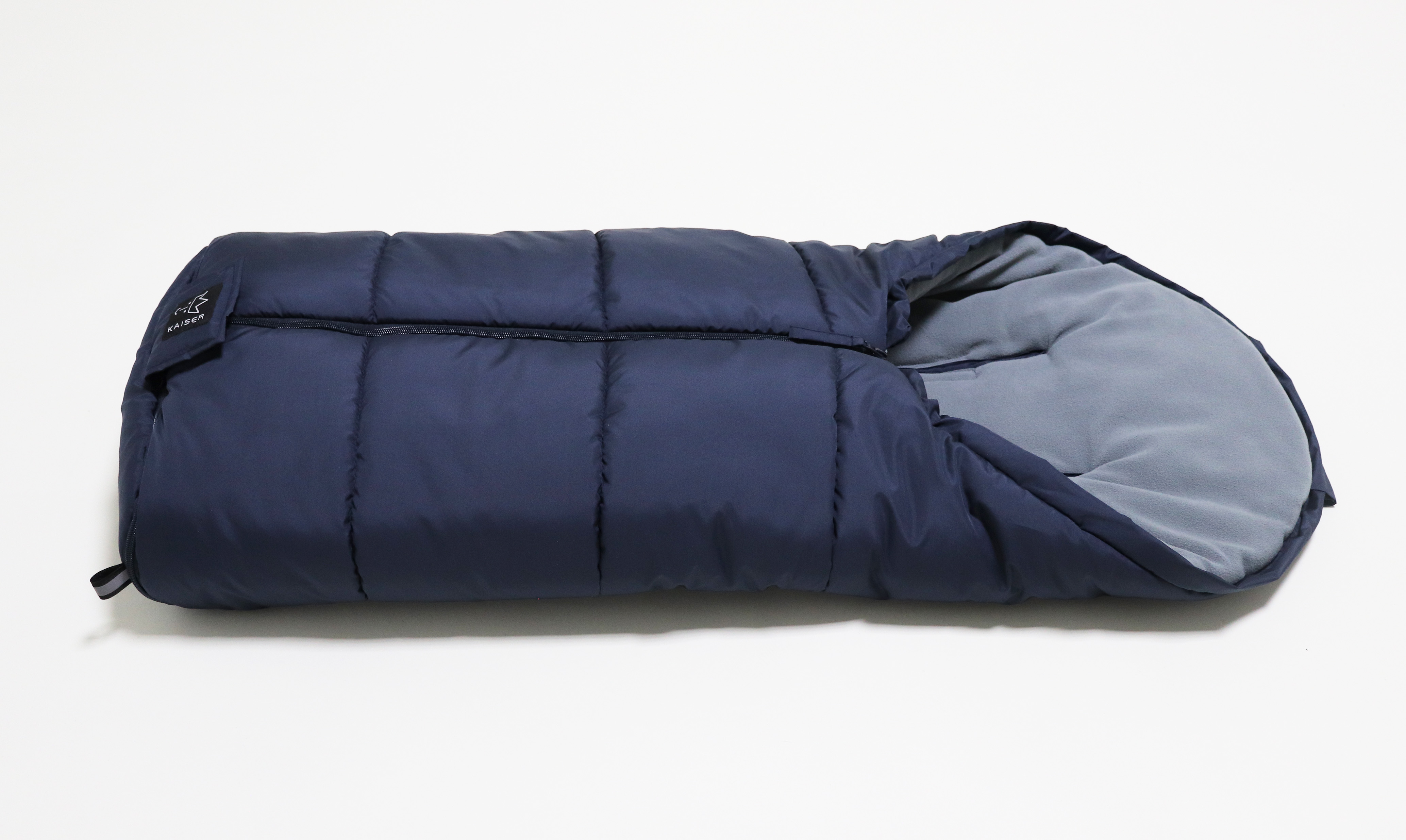 Fußsack mit einem Sherpa-Futter in der Farbe navy liegt horizontal