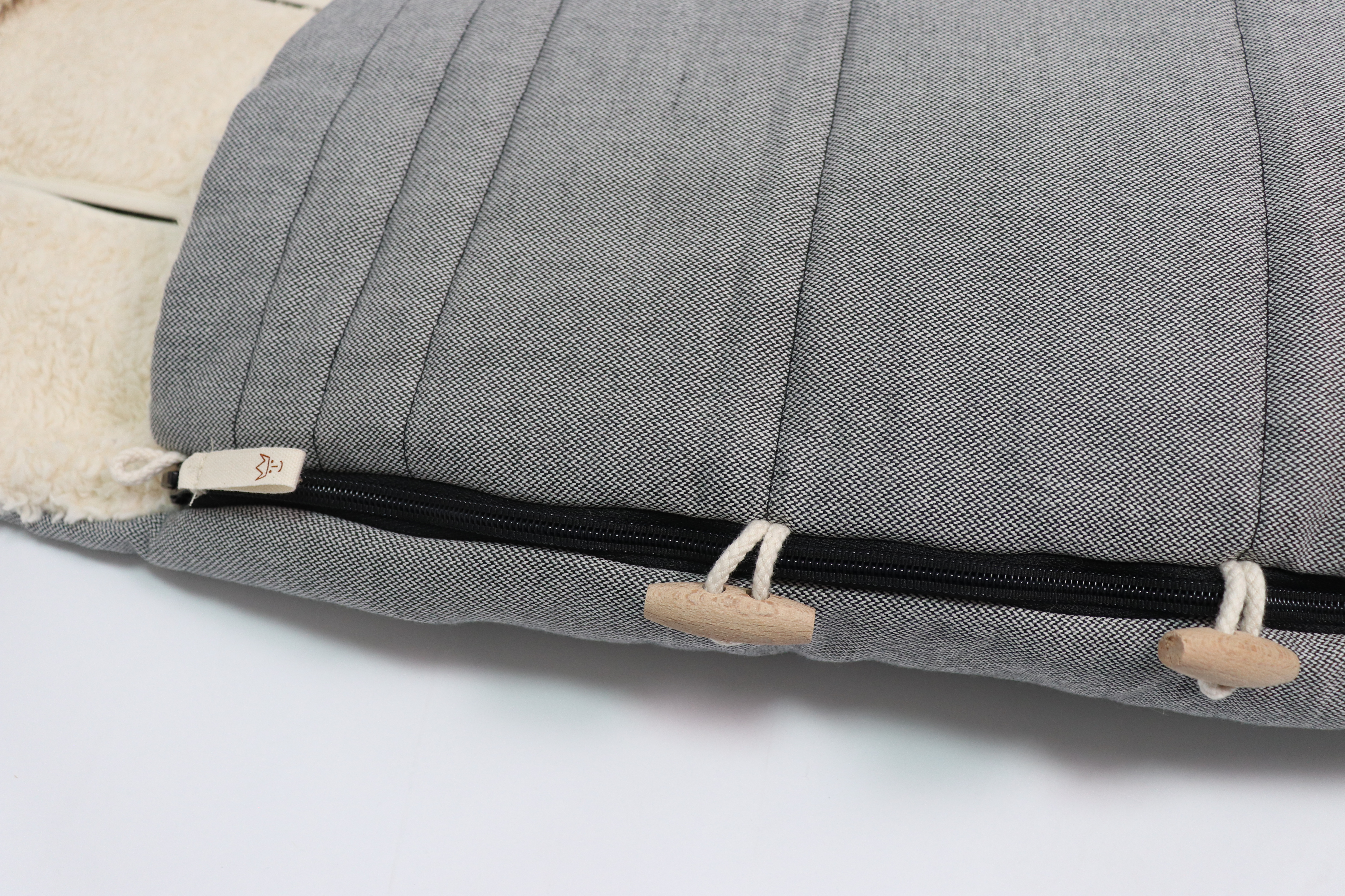 Detail: Reißverschluss und Holzknöpfe an NATURELL ORGANIC COTTON BIO Fußsack in der Farbe black nature