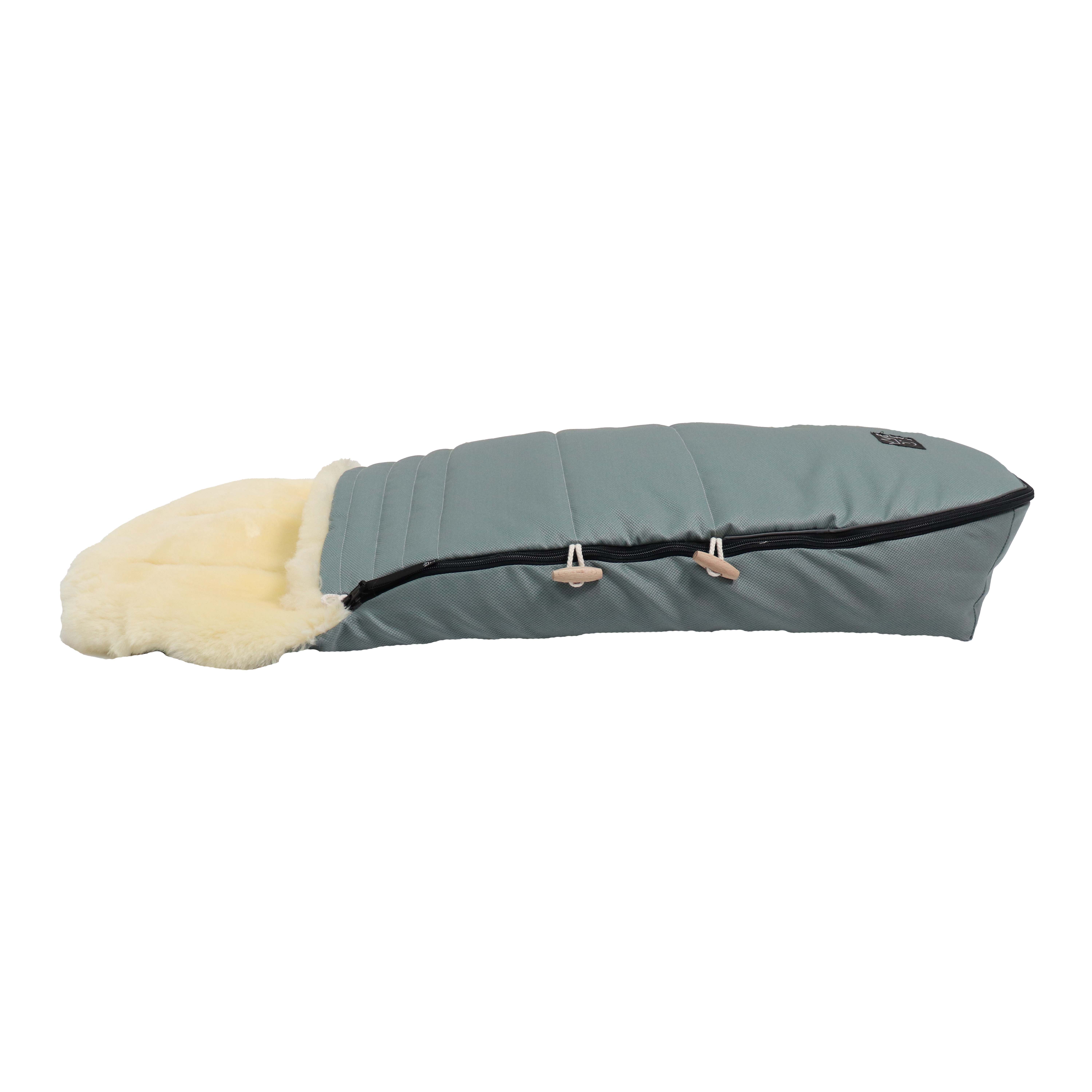Fußsack mit dem Lammfell-Innenfutter in der Farbe slit green liegt horizontal