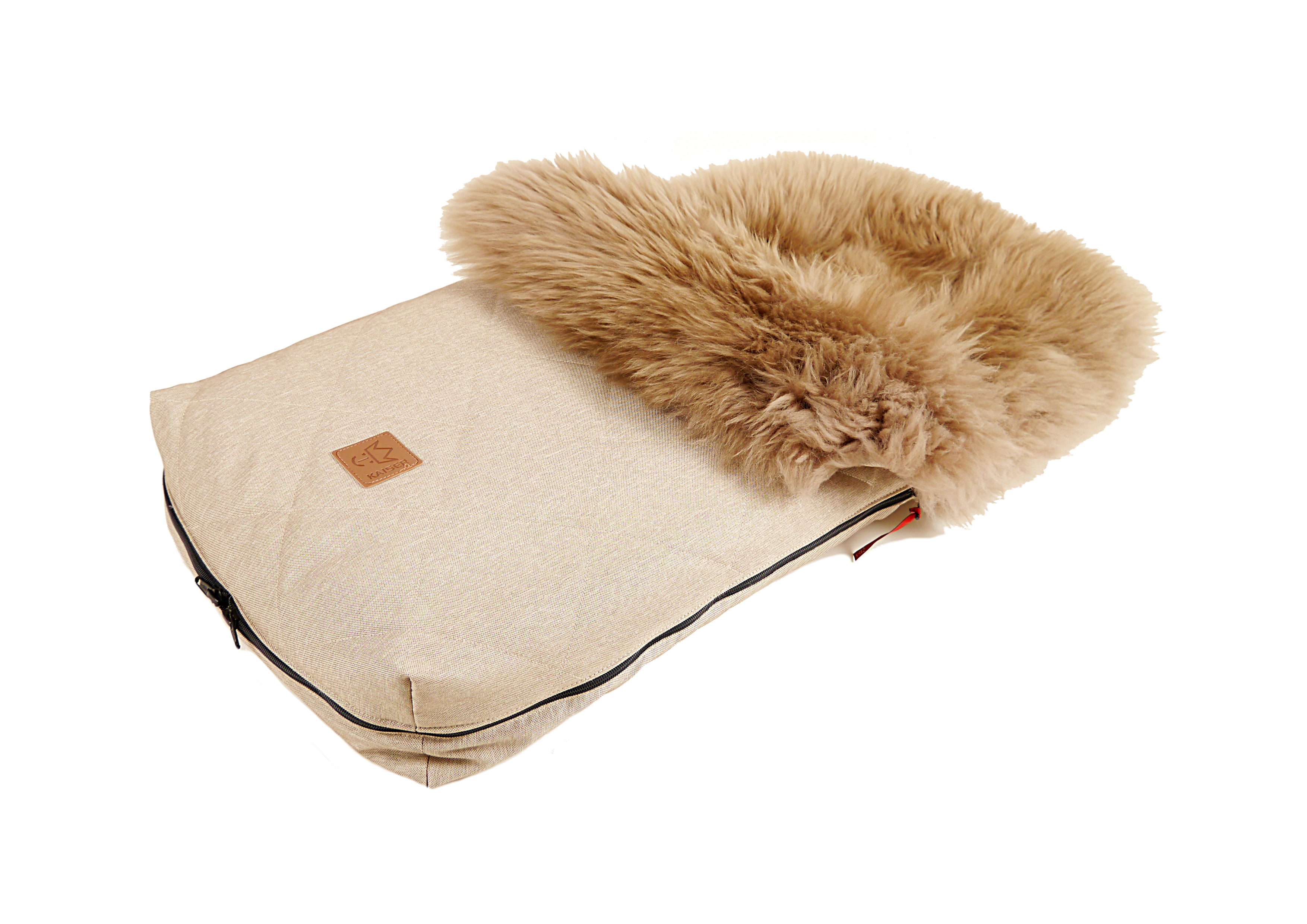 Fußsack mit dem Lammfell-Innenfutter in der Farbe sand melange liegt quer