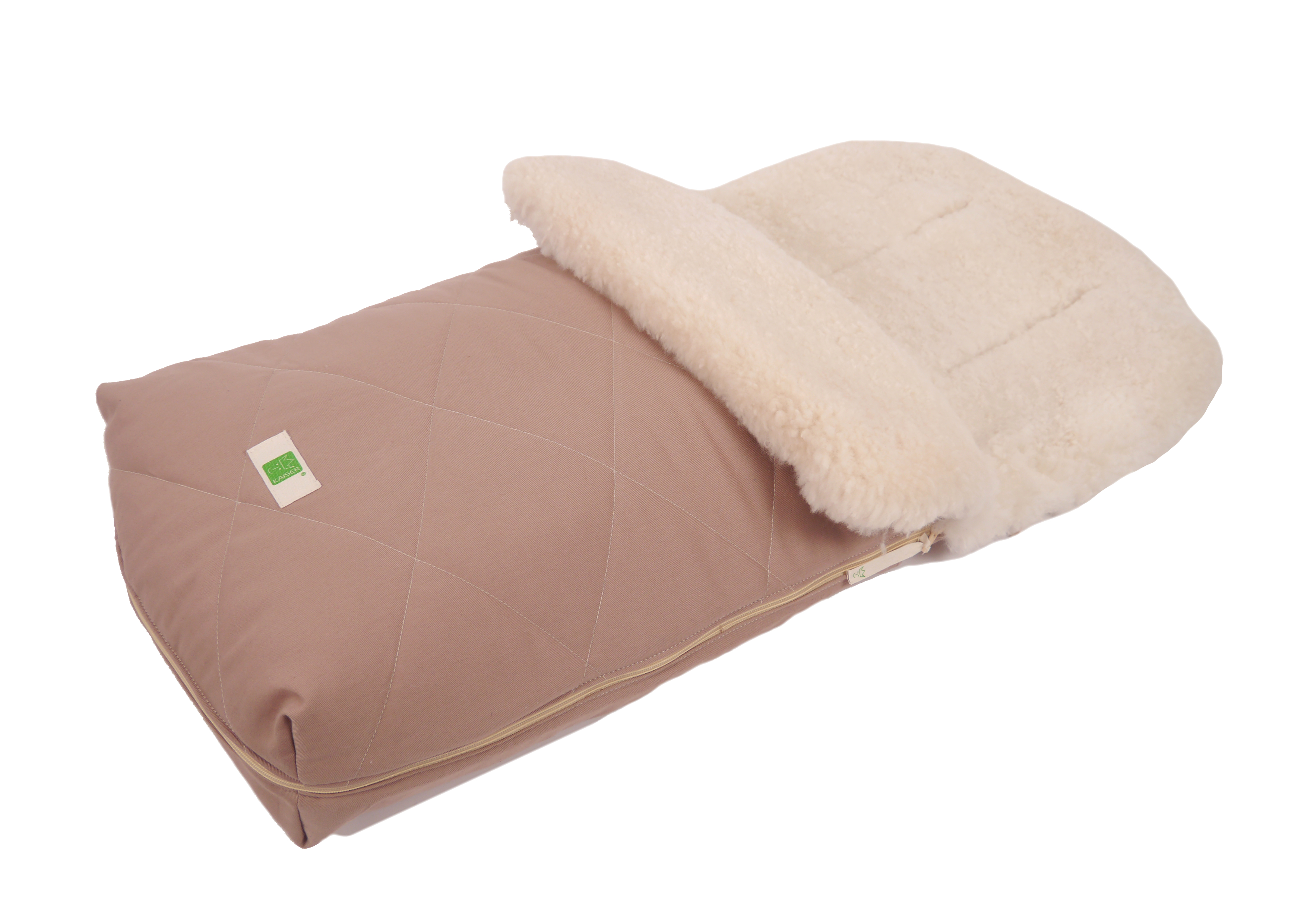 Fußsack in diagonaler Ansicht mit geöffnetem Reißverschluss, naturweißes Lammfell sichtbar.
