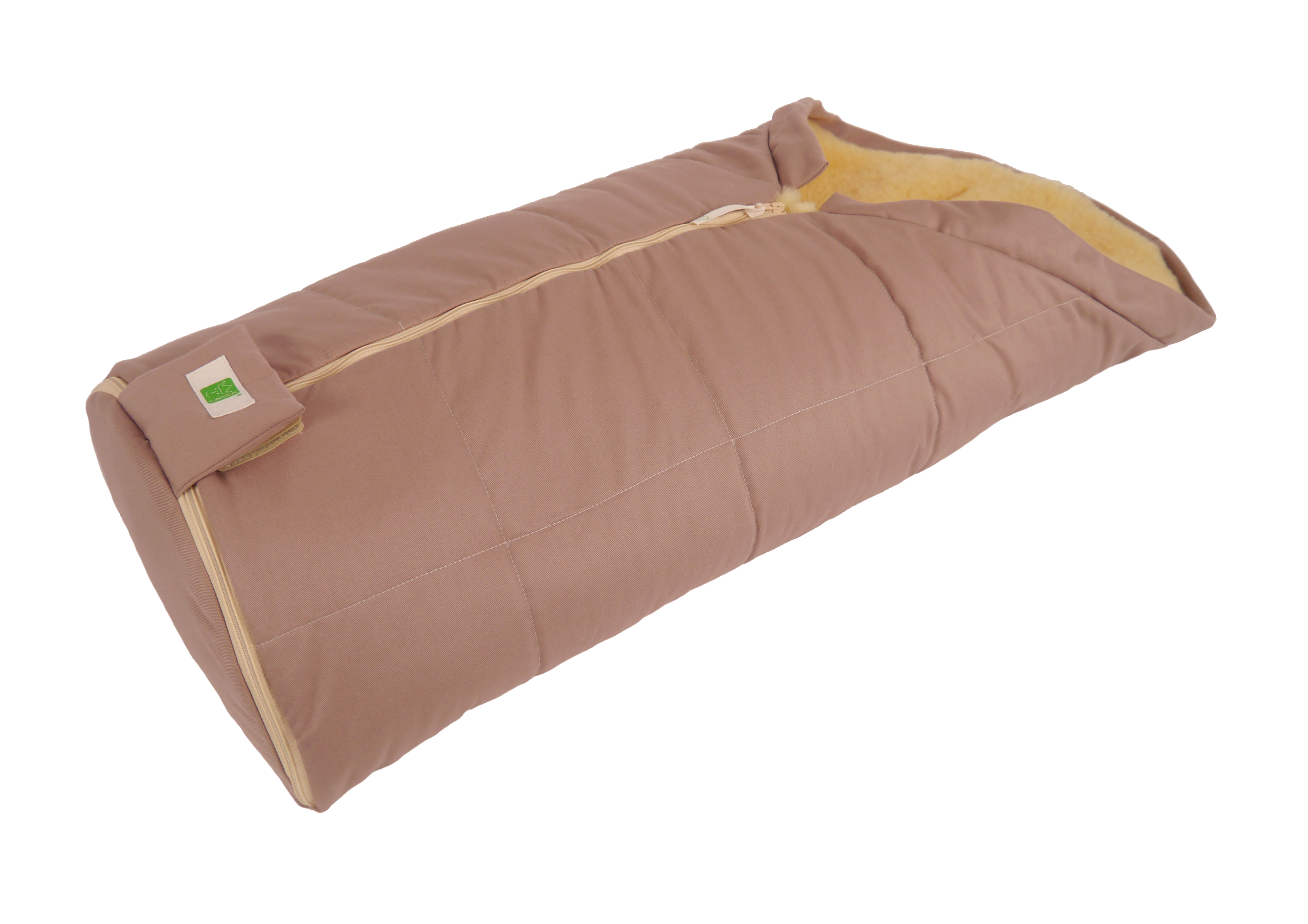 Fußsack mit dem Lammfell-Innenfutter in der Farbe sand liegt horizontal