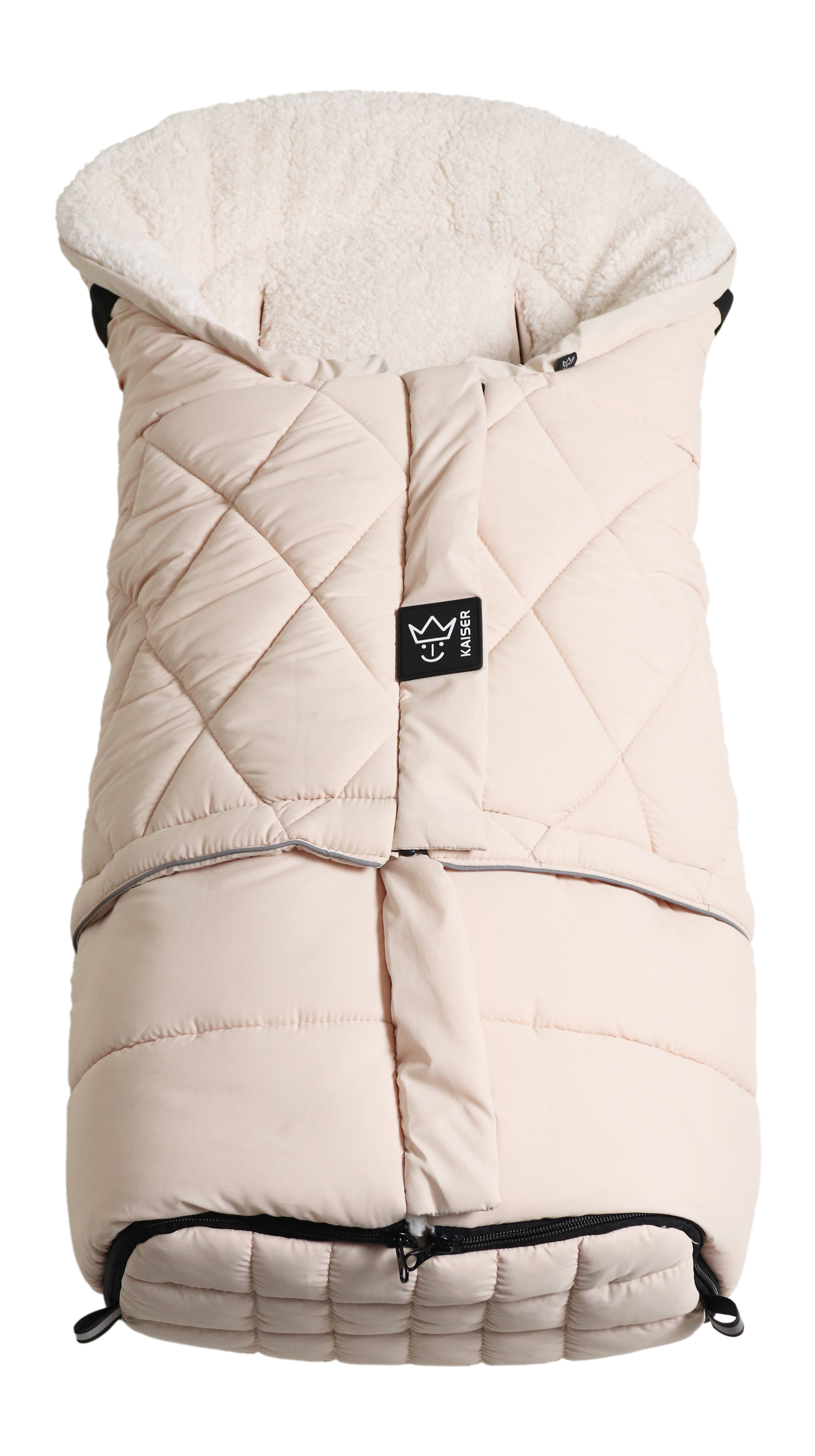 Geschlossener Fußsack mit einem Sherpa-Futter in der Farbe sand