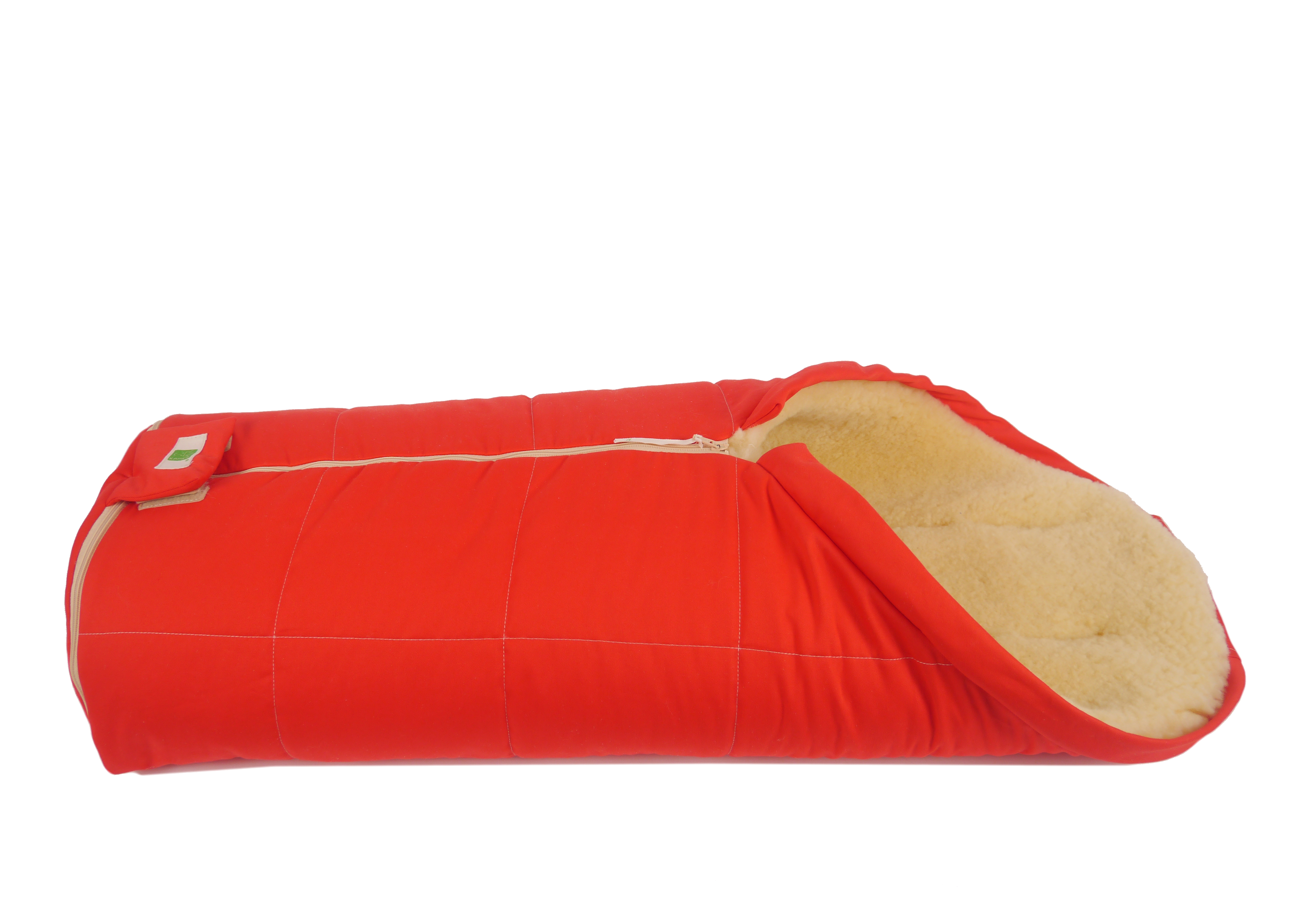 Fußsack mit dem Lammfell-Innenfutter in der Farbe red liegt quer