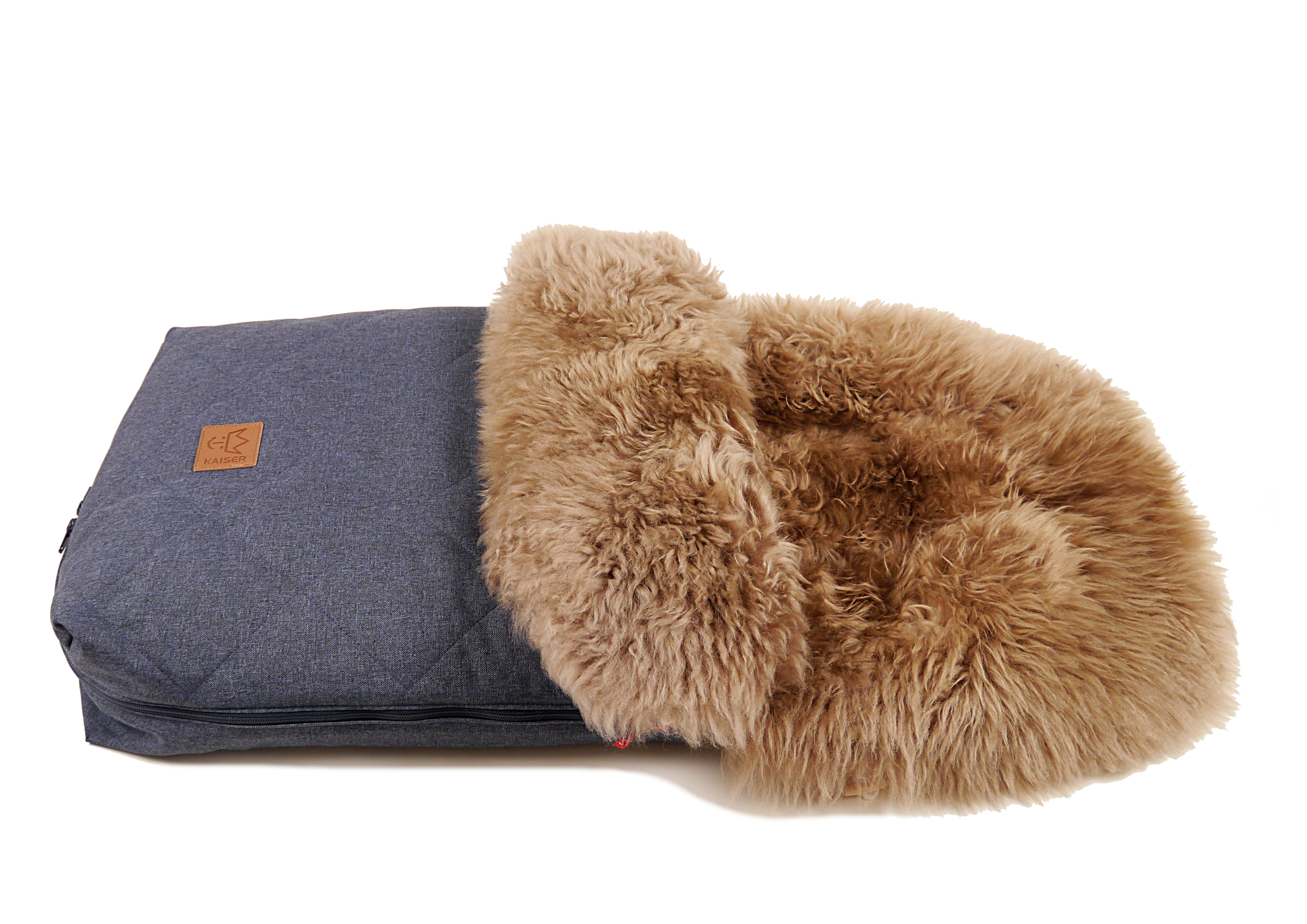 Fußsack mit dem Lammfell-Innenfutter in der Farbe navy melange liegt horizontal