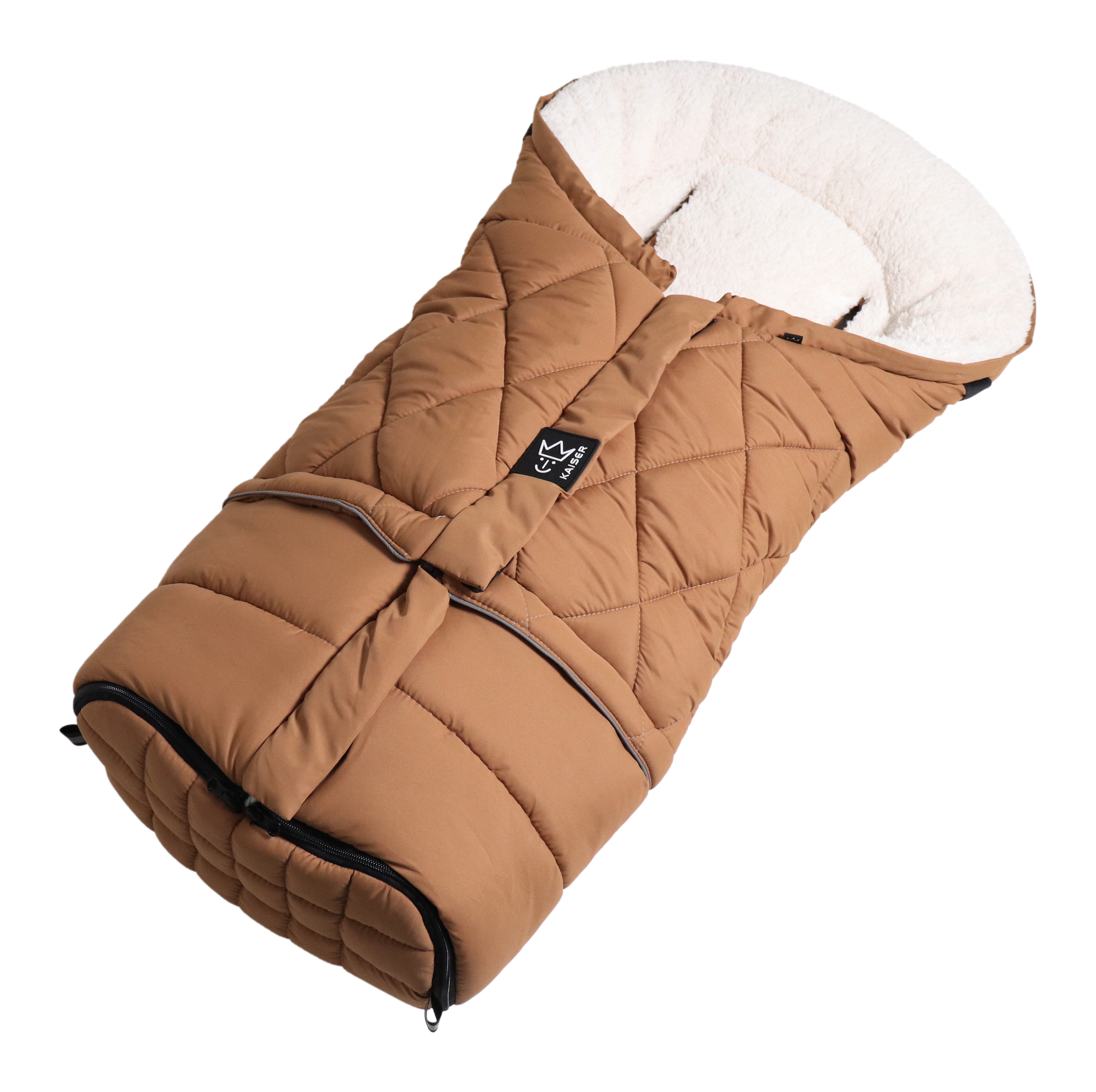 Fußsack mit einem Sherpa-Futter in der Farbe camel liegt quer
