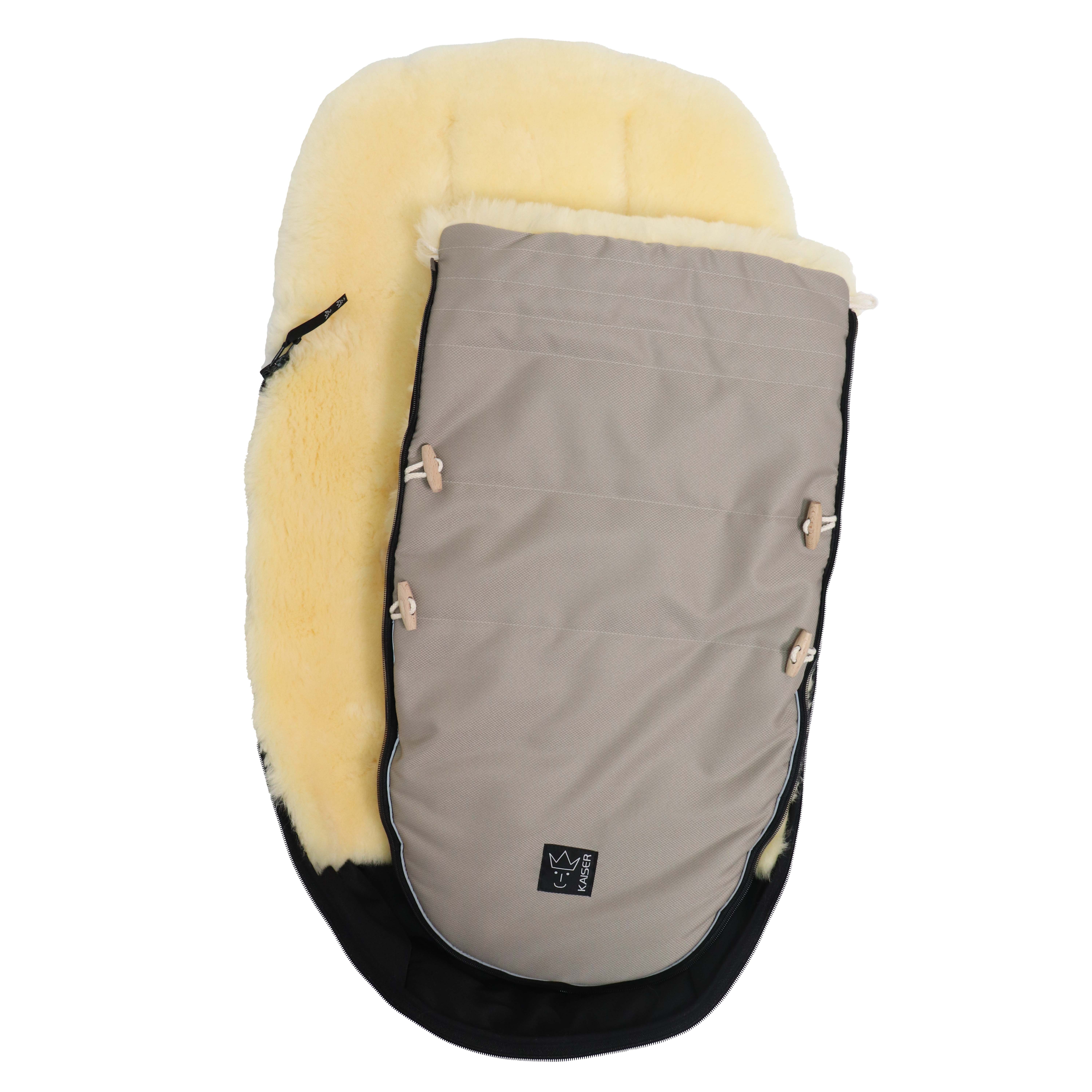 Fußsack mit dem Lammfell-Innenfutter in der Farbe angora  seitlich geöffnet und aufgeklappt