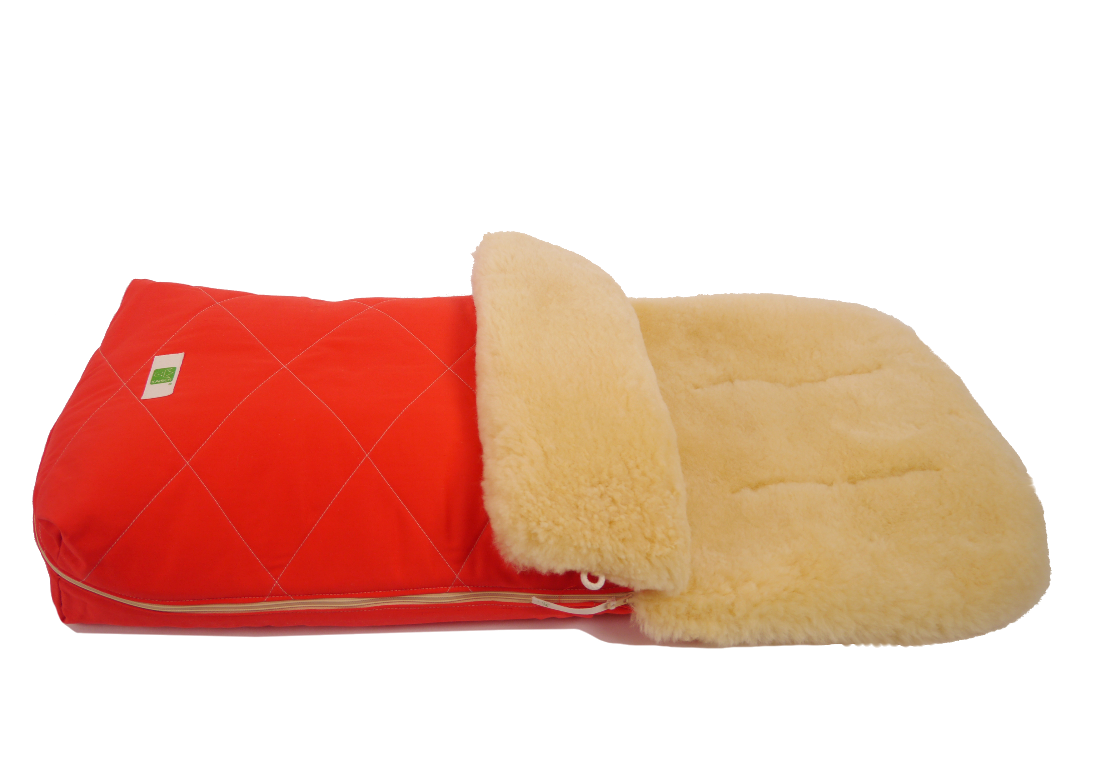 Fußsack mit dem Lammfell-Innenfutter in der Farbe red liegt horizontal