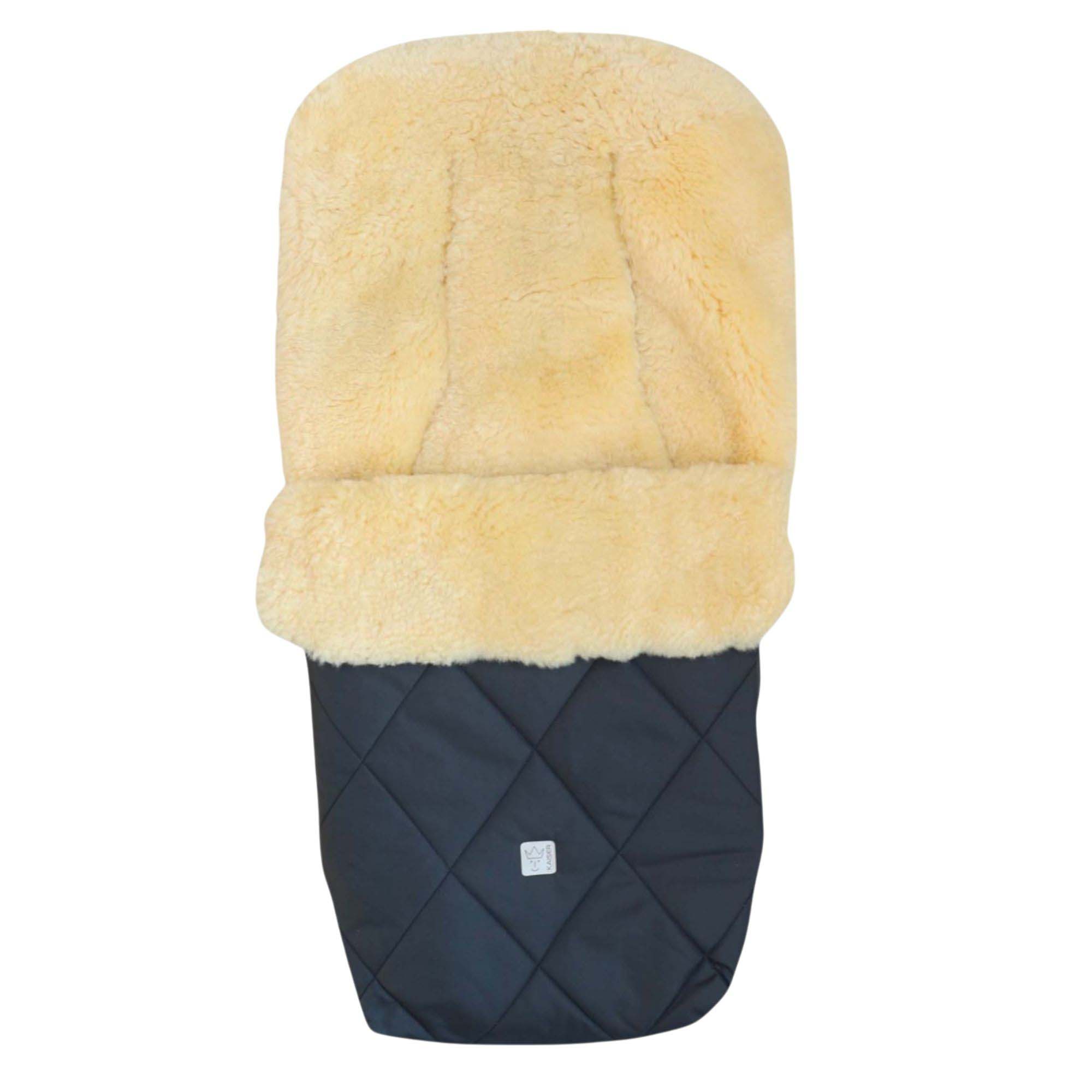 Fußsack in anthrazit Rautenmuster und beigem Lammfell, aufrecht dargestellt.