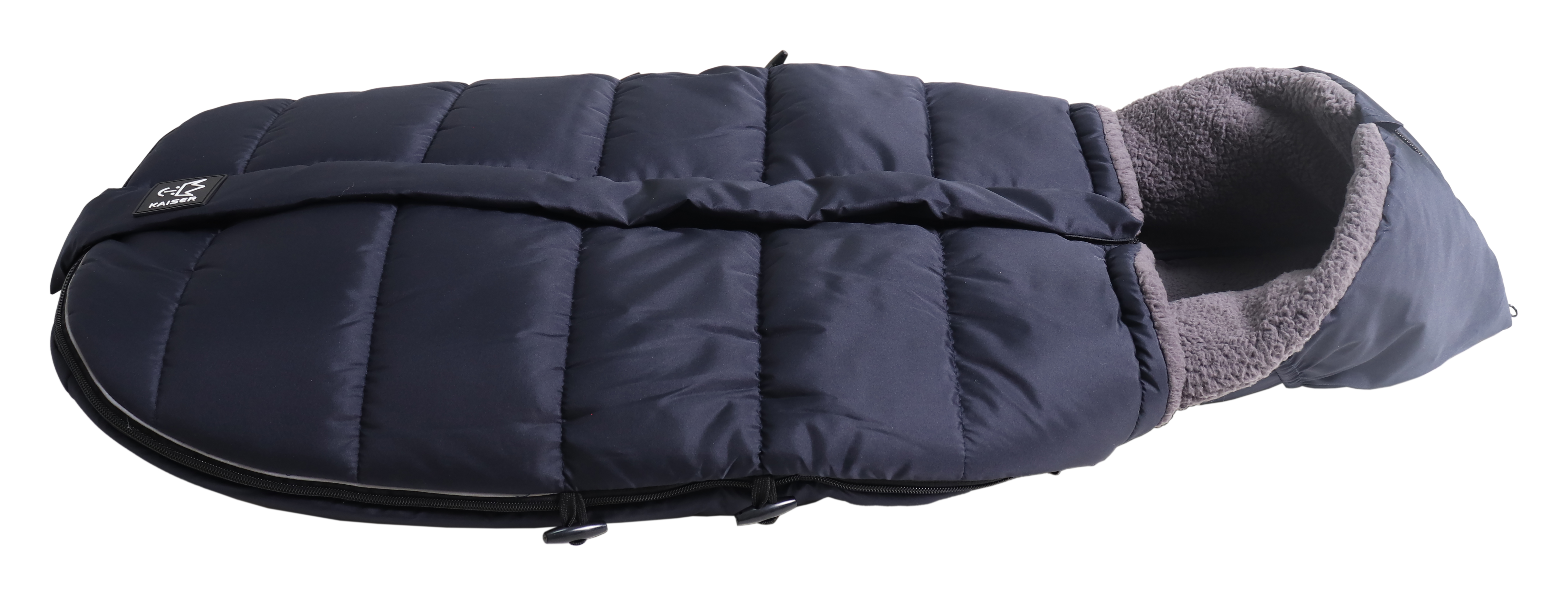Geschlossener Fußsack mit einem Sherpa-Futter in der Farbe navy liegt horizontal