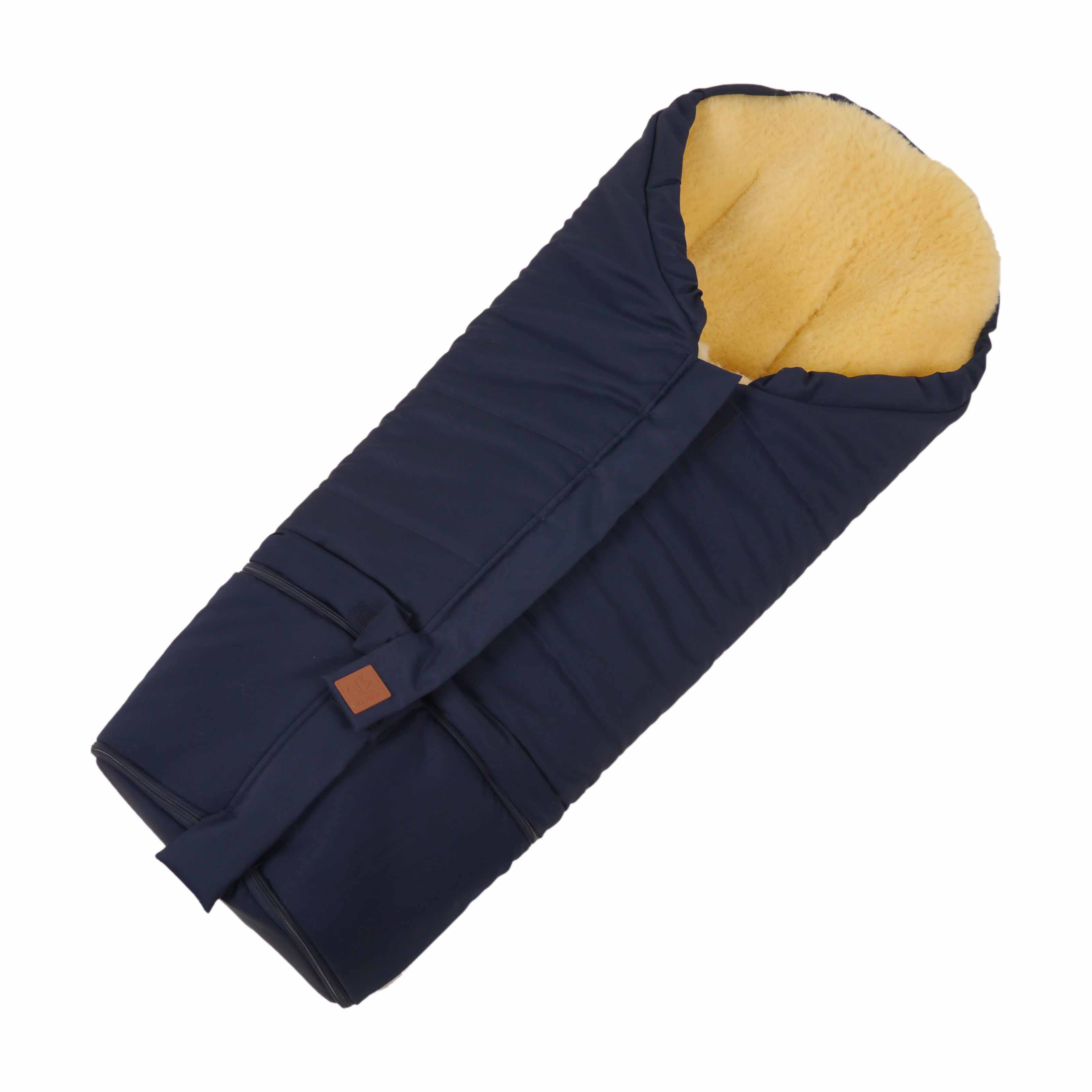 Fußsack mit dem Lammfell-Innenfutter in der Farbe navy liegt quer