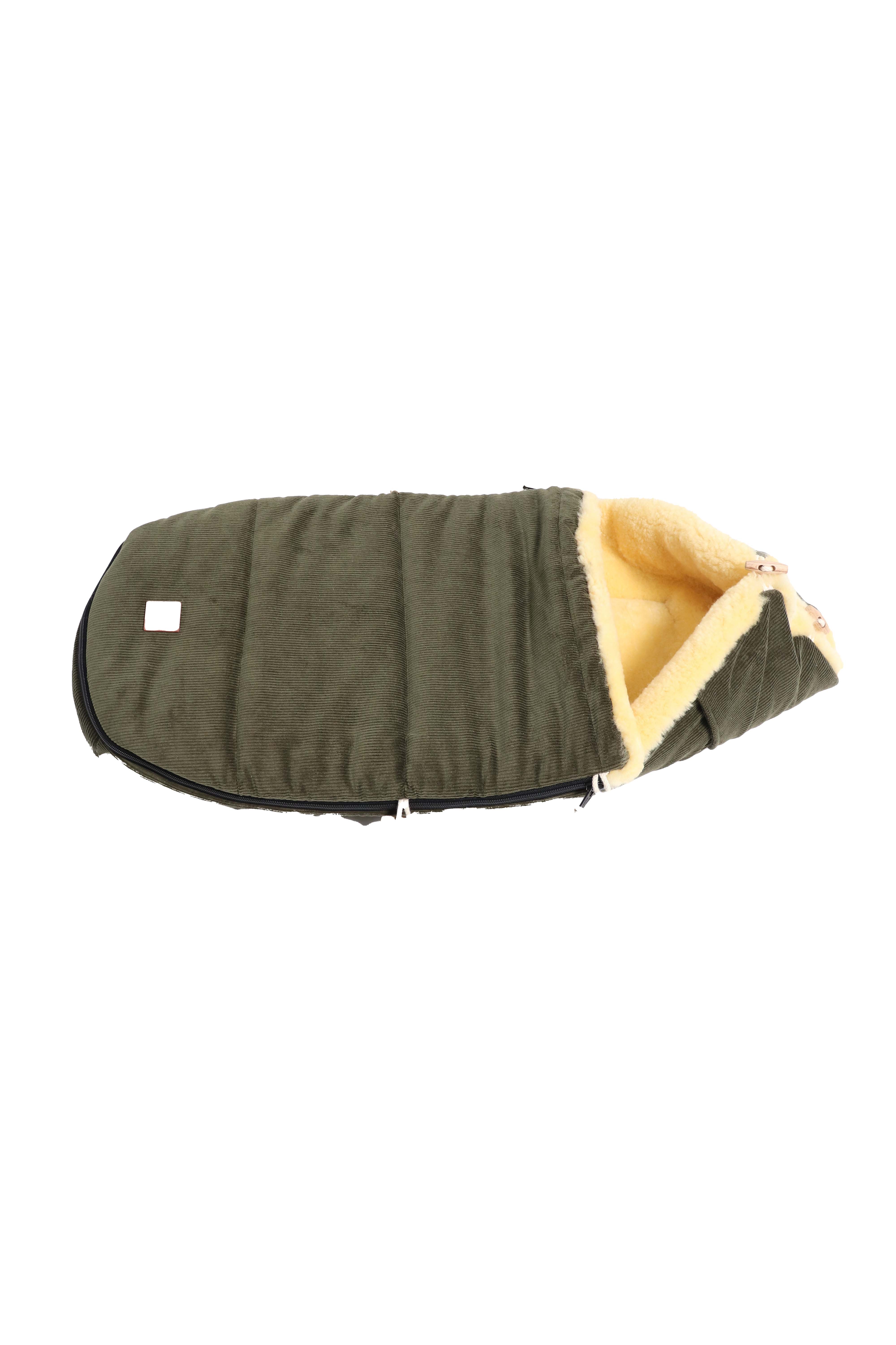 FILIA CORD Babyschalen Fußsack mit Lammfell in der Farbe olive green, Seitenansicht liegend