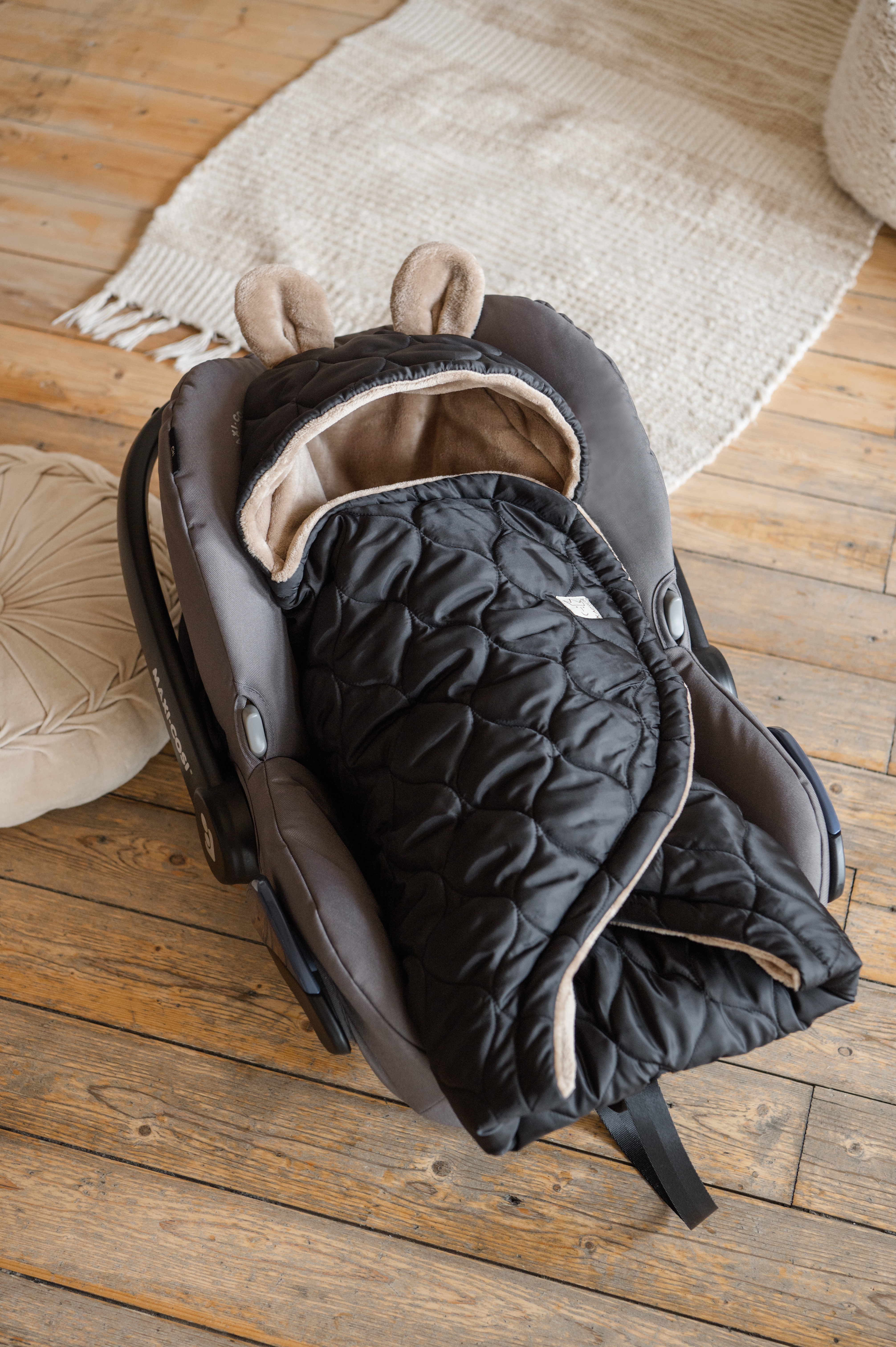 Kaiser Einschlagdecke in der Farbe black/light brown mit Ohren, in Babyschale