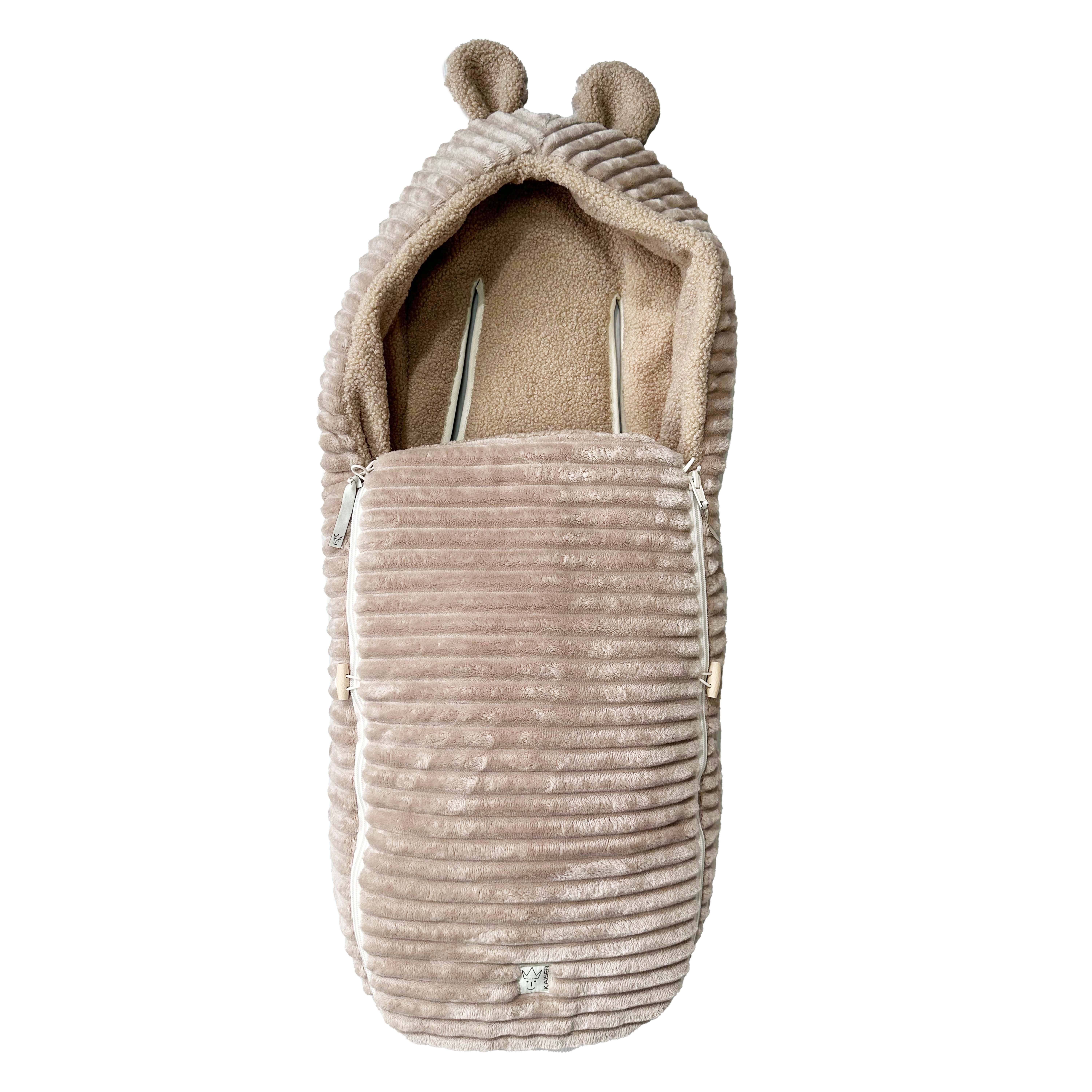 PLUSHY Babyschalen Fußsack in der Farbe Cuban Sand mit Kapuze und Bärenohren, Vorderansicht