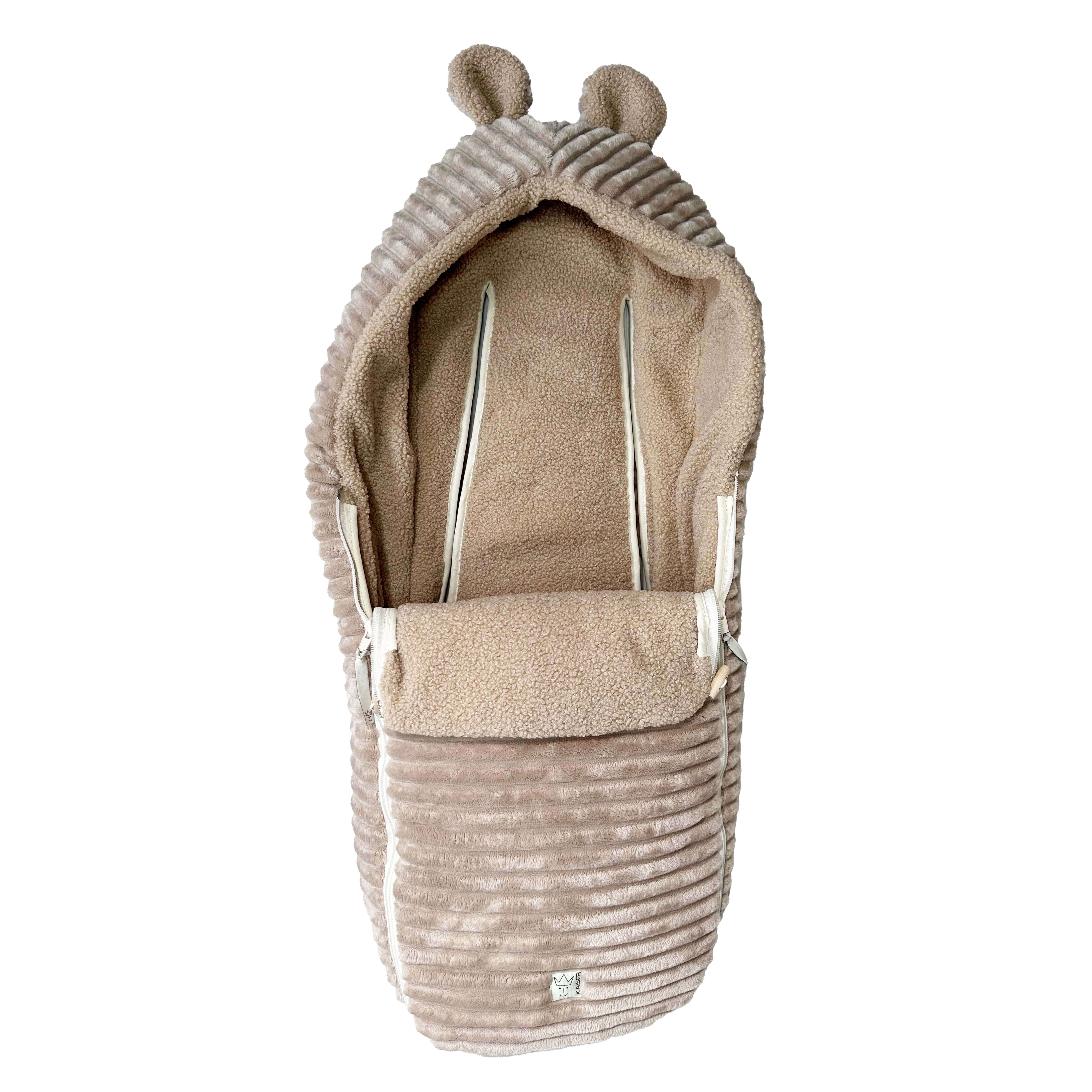 PLUSHY Babyschalen Fußsack in der Farbe Cuban Sand Vorderseite geöffnet, Innenfutter sichtbar