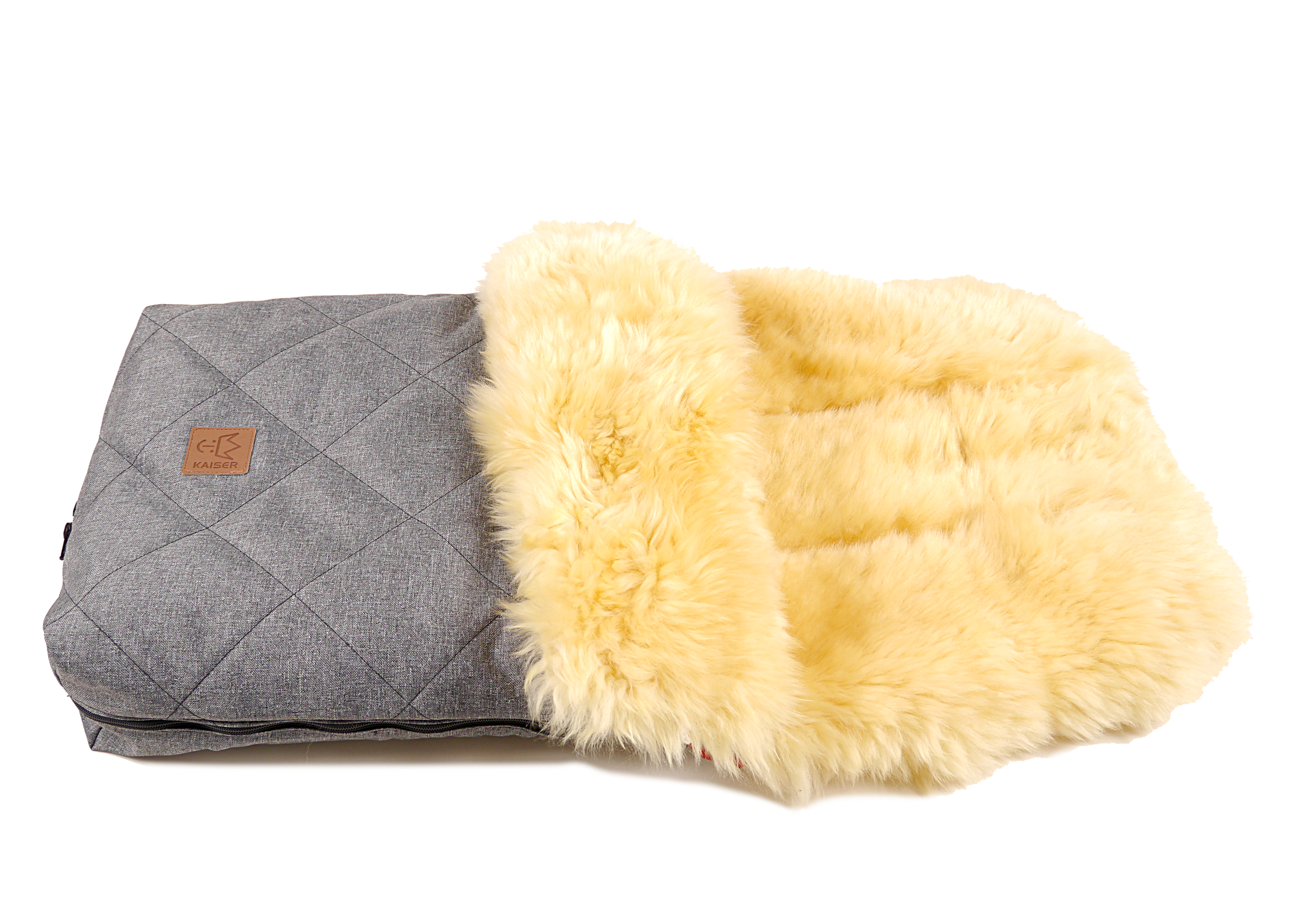 Winterfußsack in der Farbe anthrazit melange mit Lammfell liegt horizontal