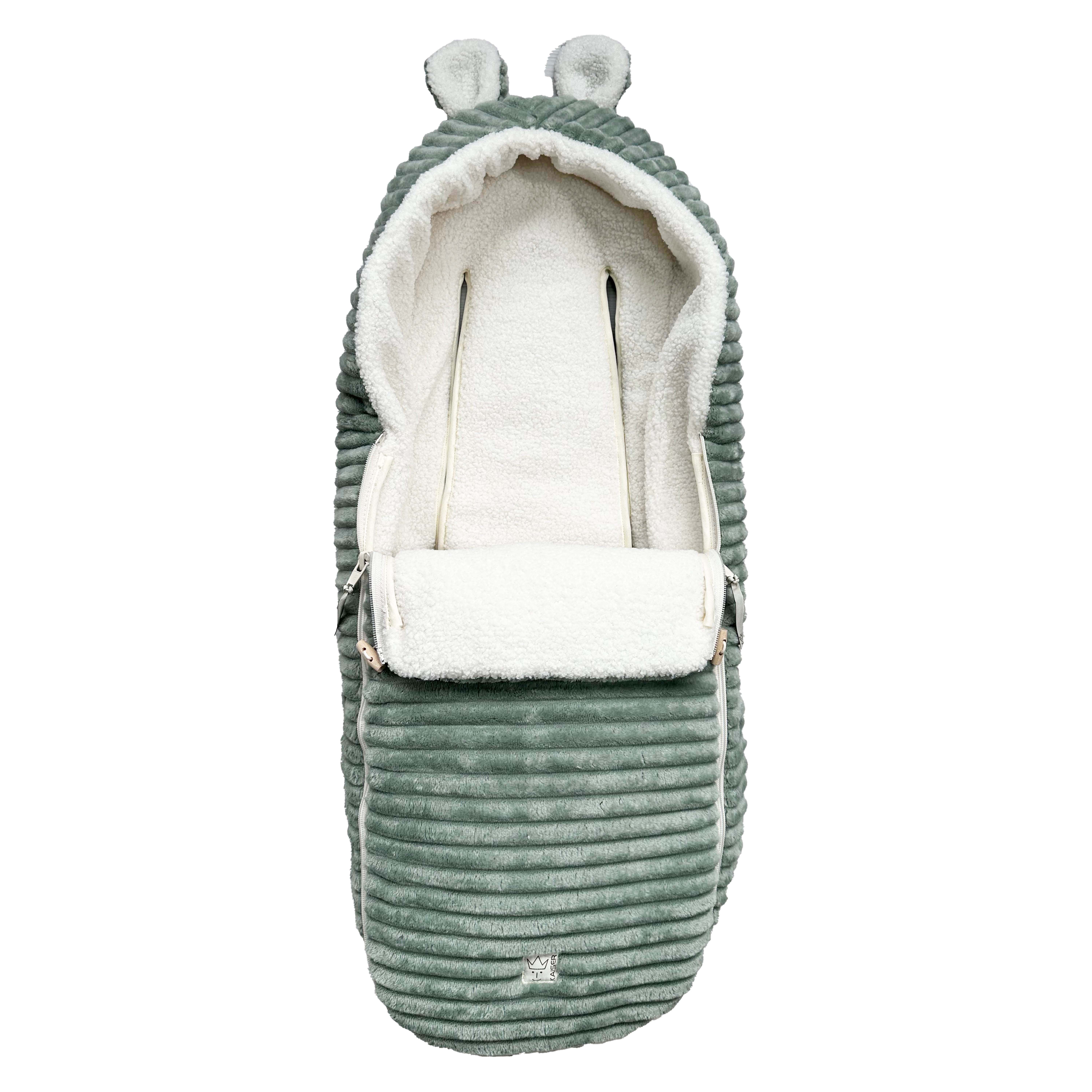 PLUSHY Babyschalen Fußsack in der Farbe mineral green Vorderseite geöffnet, Innenfutter sichtbar