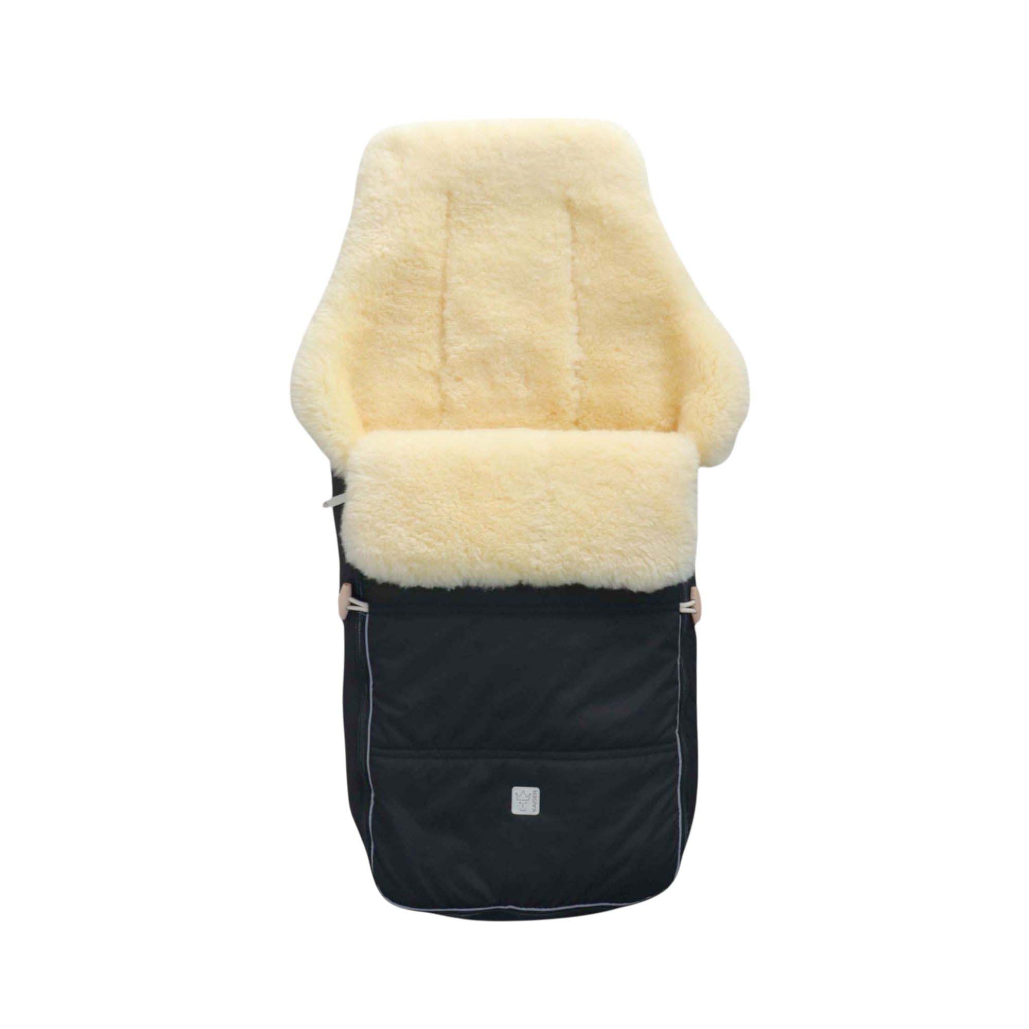 Fußsack in schwarz mit cremefarbenem Lammfell, geöffnet und aufrecht stehend fotografiert