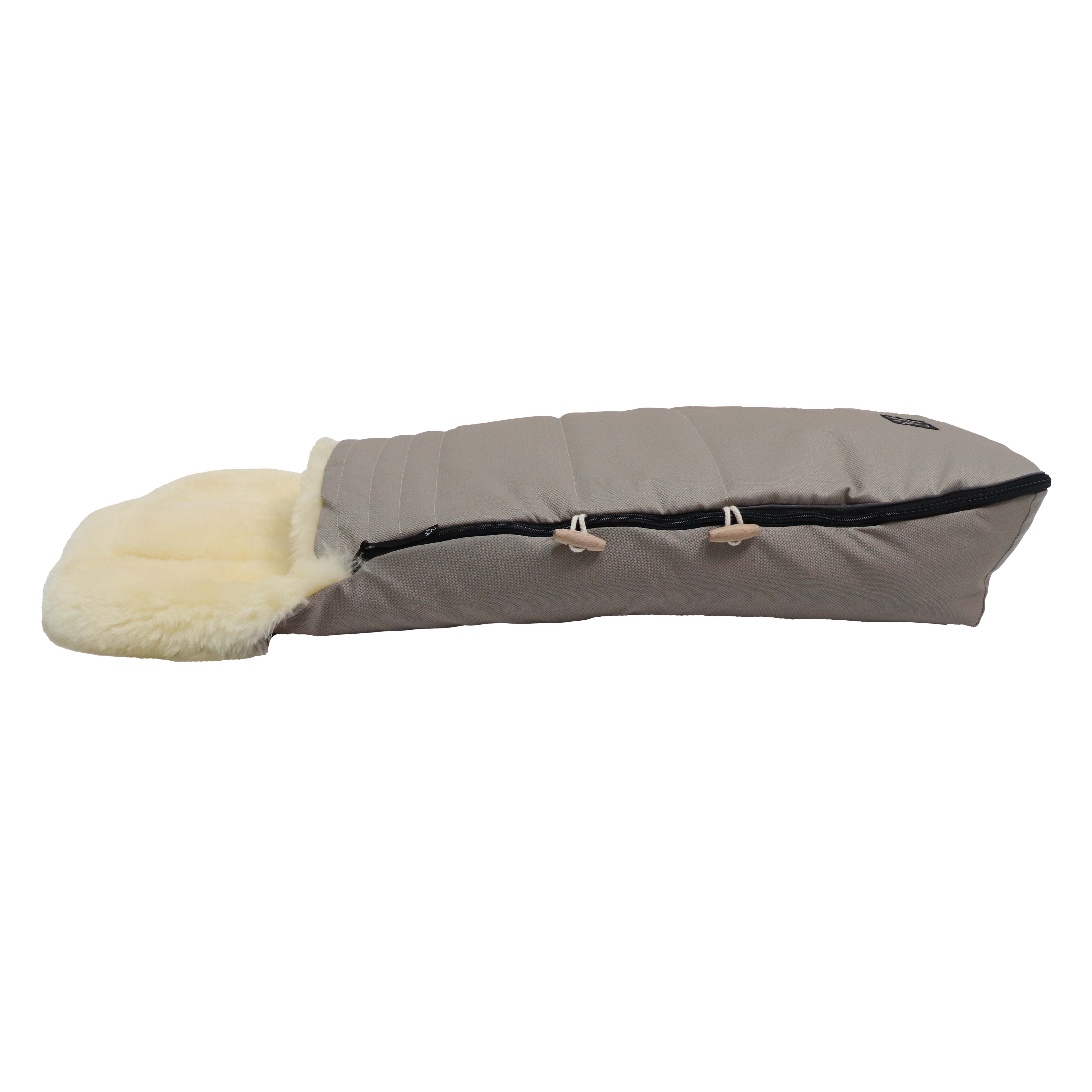 Fußsack mit dem Lammfell-Innenfutter in der Farbe angora  liegt horizontal
