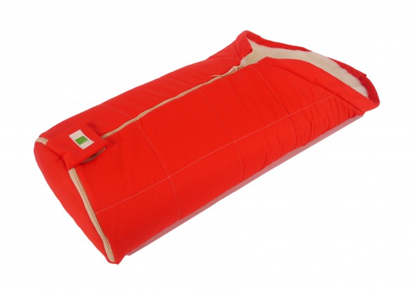 Seitenansicht Winterfußsack in der Farbe rot für Kinderwagen mit Lammfell