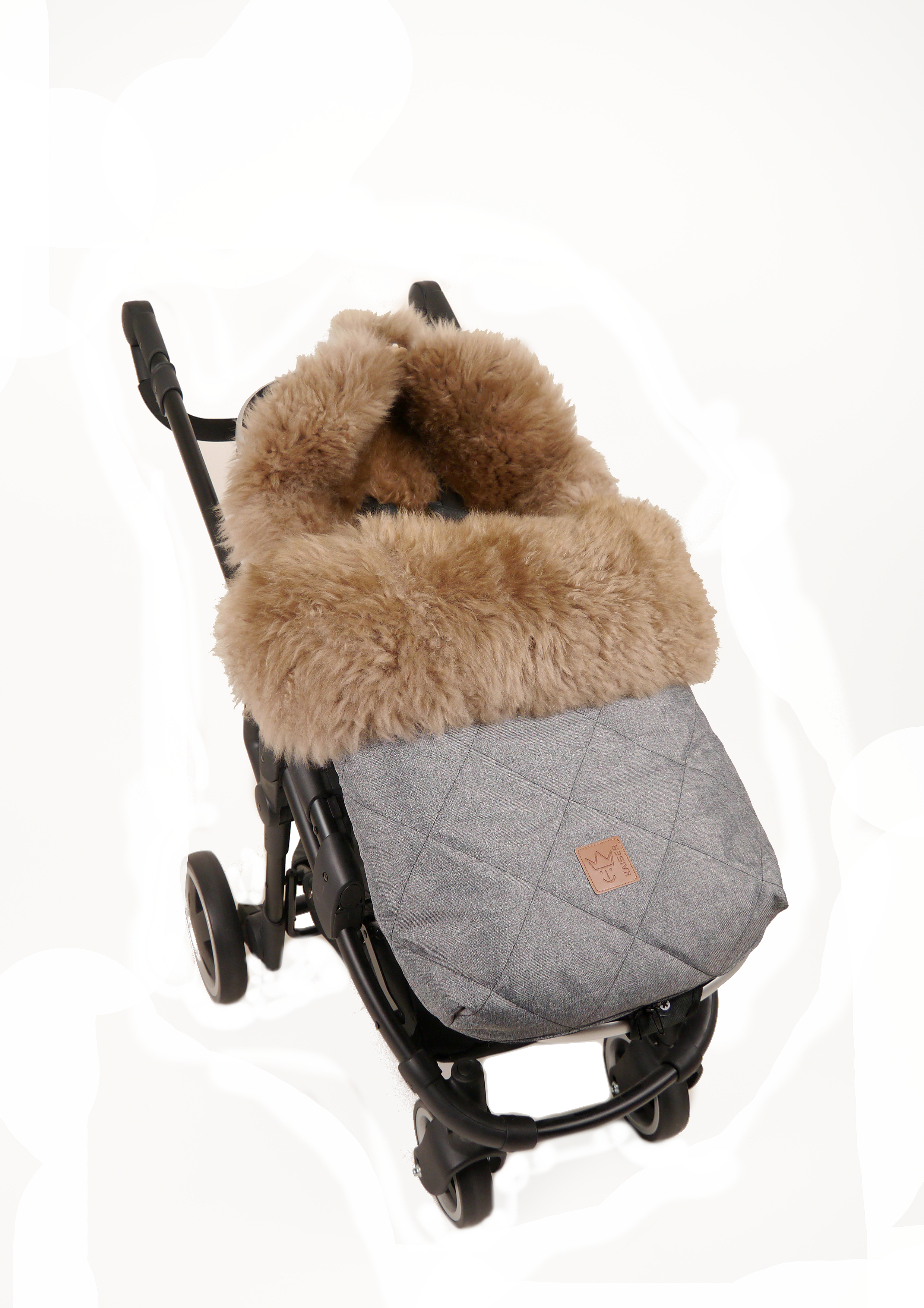 Fußsack mit dem Lammfell-Innenfutter in der Farbe anthrazit melange in einem Kinderwagen eingesetzt