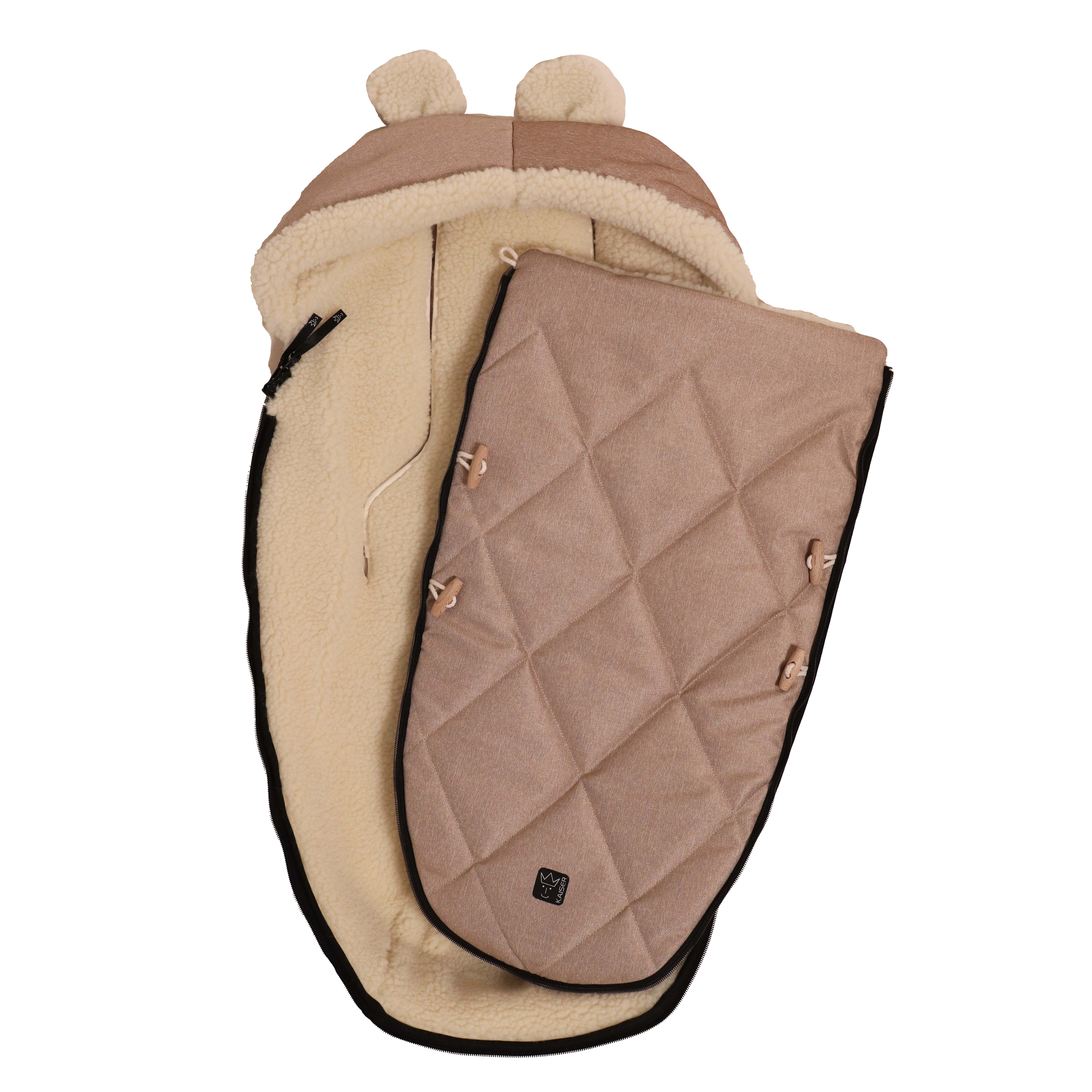 Fußsack in sand mit Schafwolle-Innenfutter seitlich geöffnet und aufgeklappt