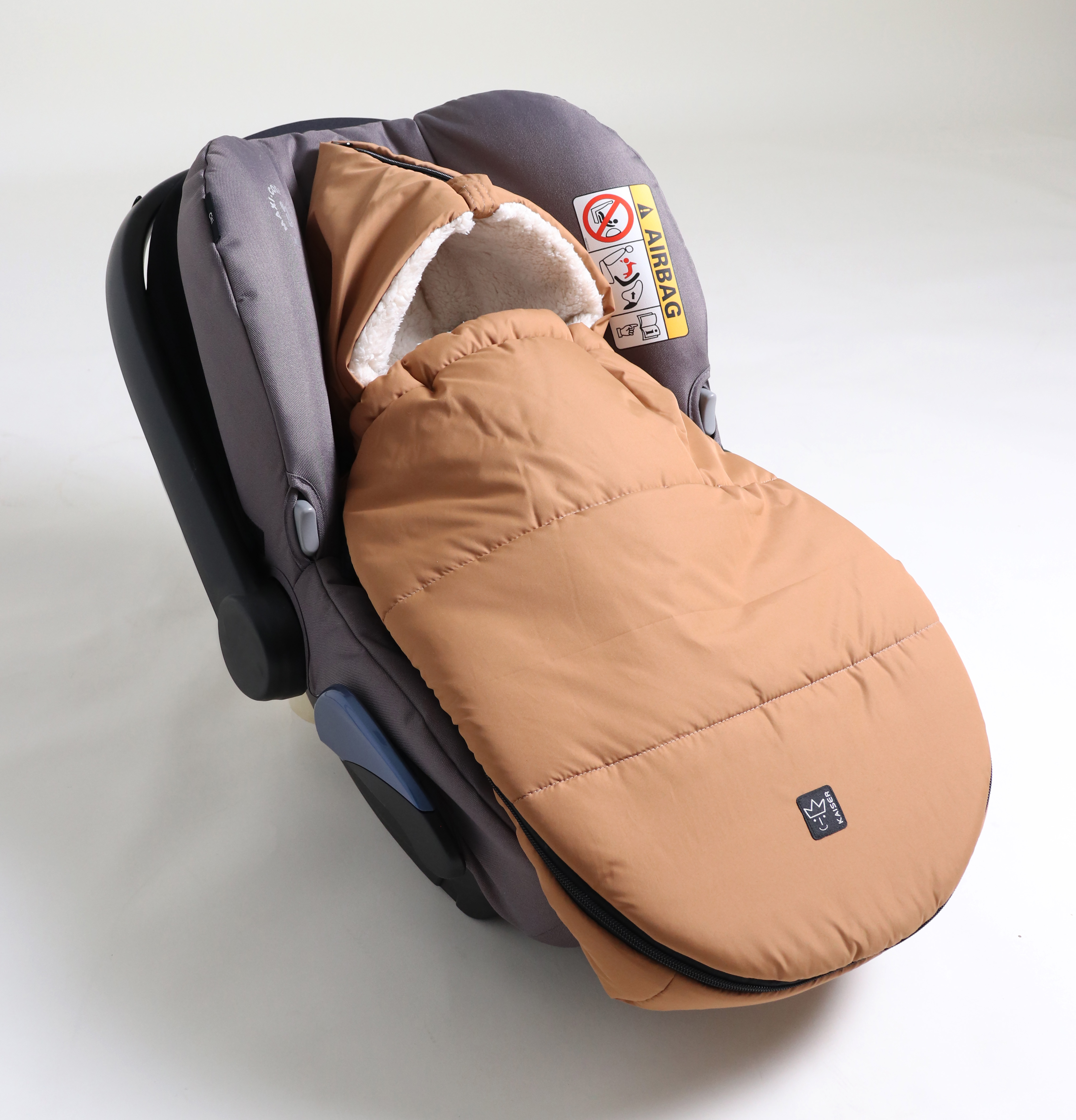 Fußsack mit weißem Fleece-Innenfutter in der Farbe camel in Babyschale