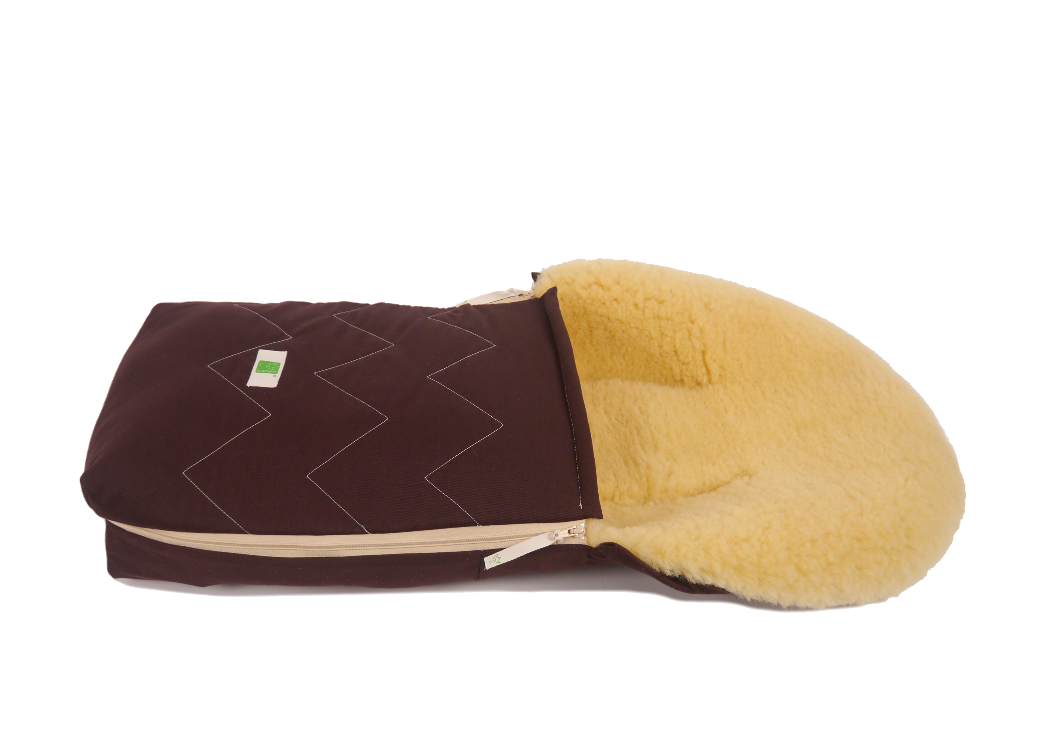 Lammfell-Fußsack von Kaiser in brown, geöffnet, liegend, seitlich geöffnet