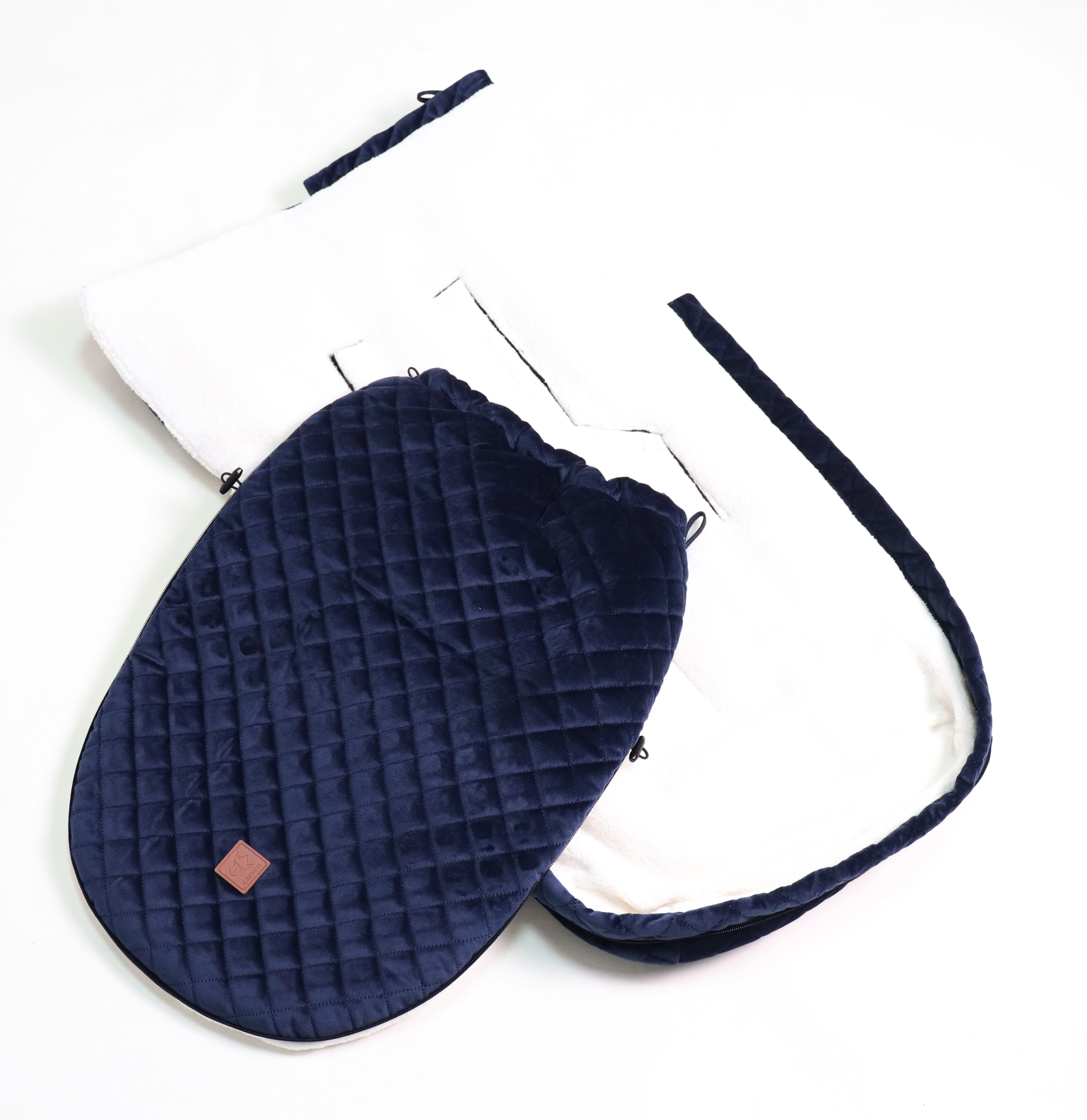 X-LARGE VELVET HOODY Fußsack in der Farbe navy seitlich geöffnet und aufgeklappt