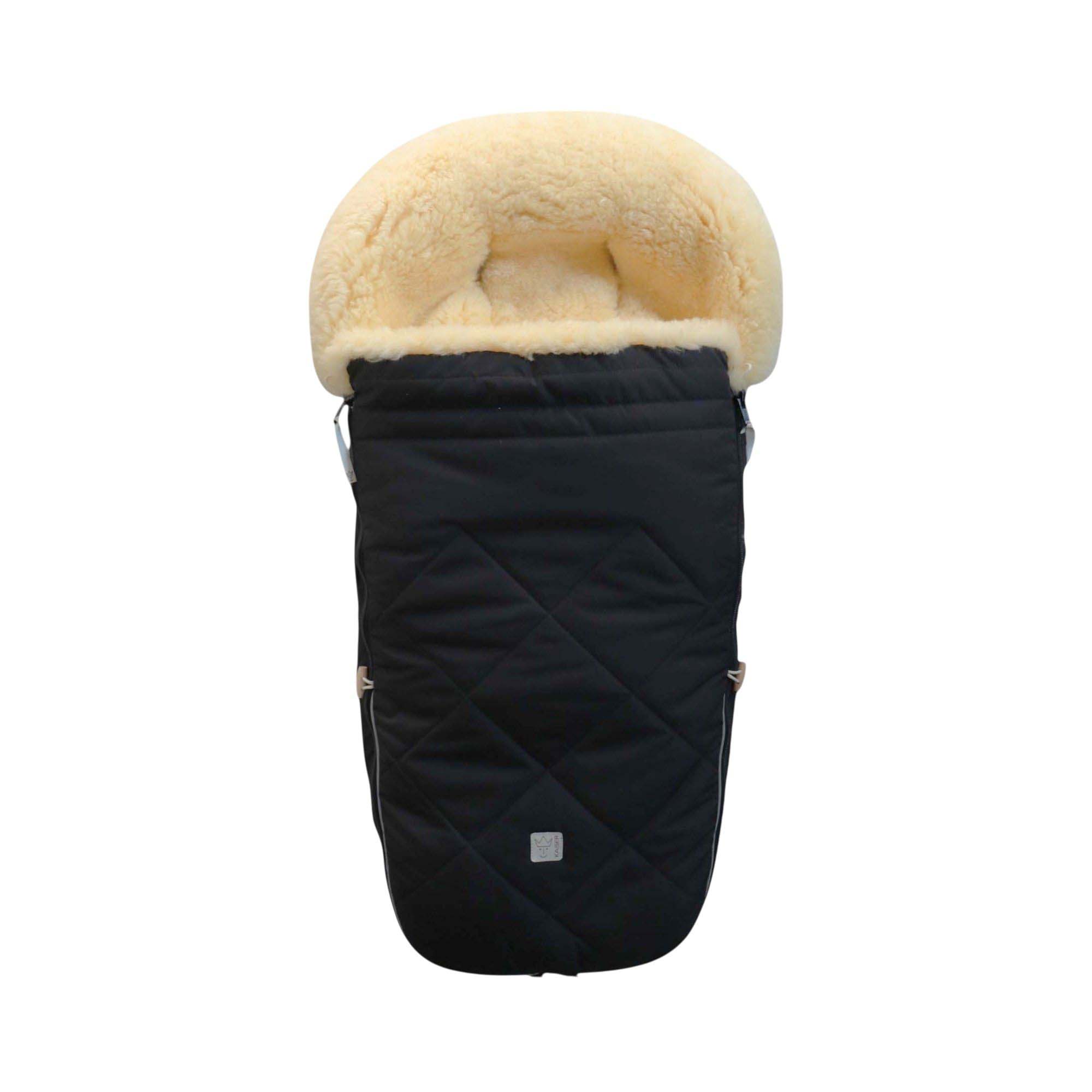 Fußsack in schwarz Rautenmuster und beigem Lammfell, aufrecht dargestellt.