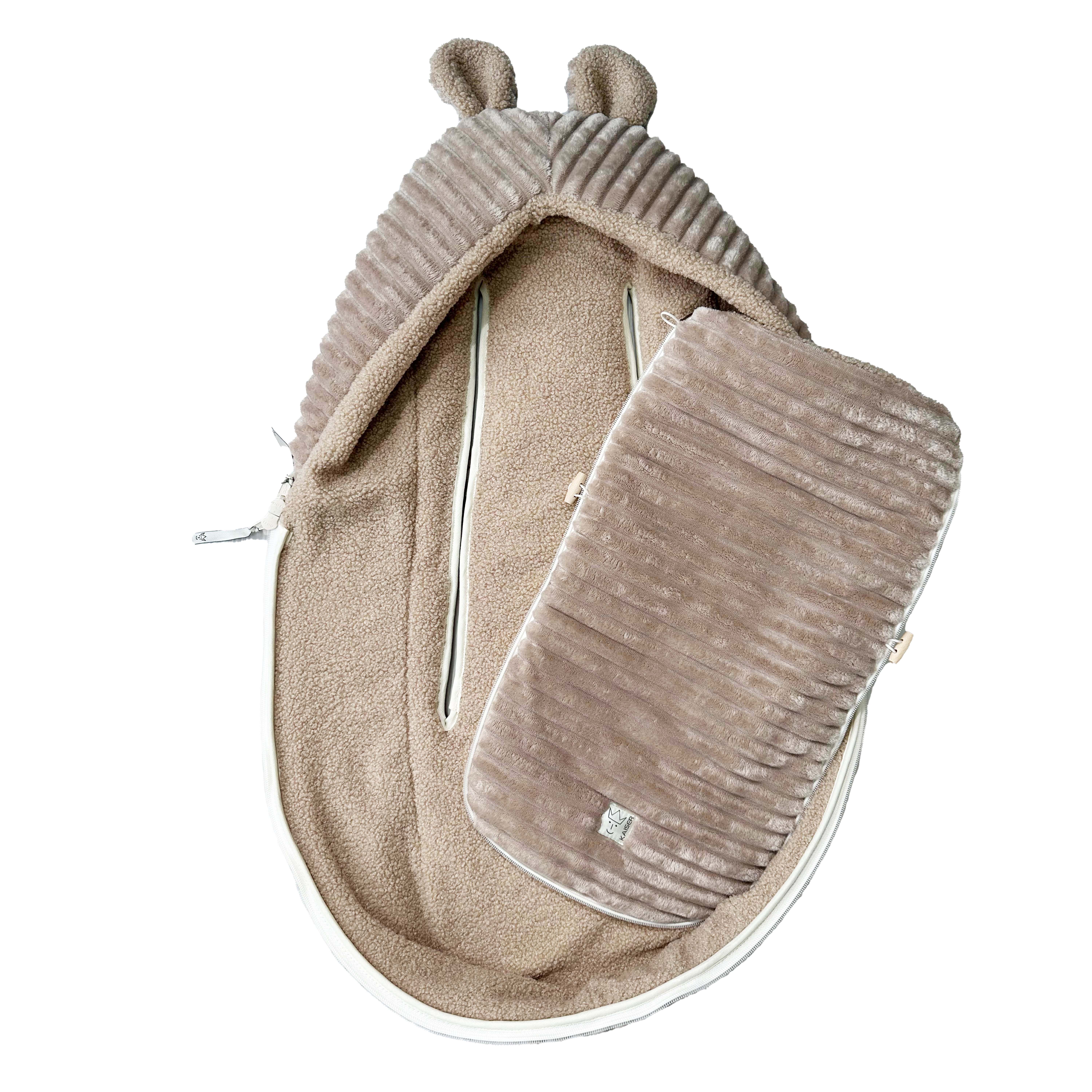 PLUSHY Babyschalen Fußsack in der Farbe Cuban Sand komplett geöffnet mit herausnehmbarer Vorderdecke