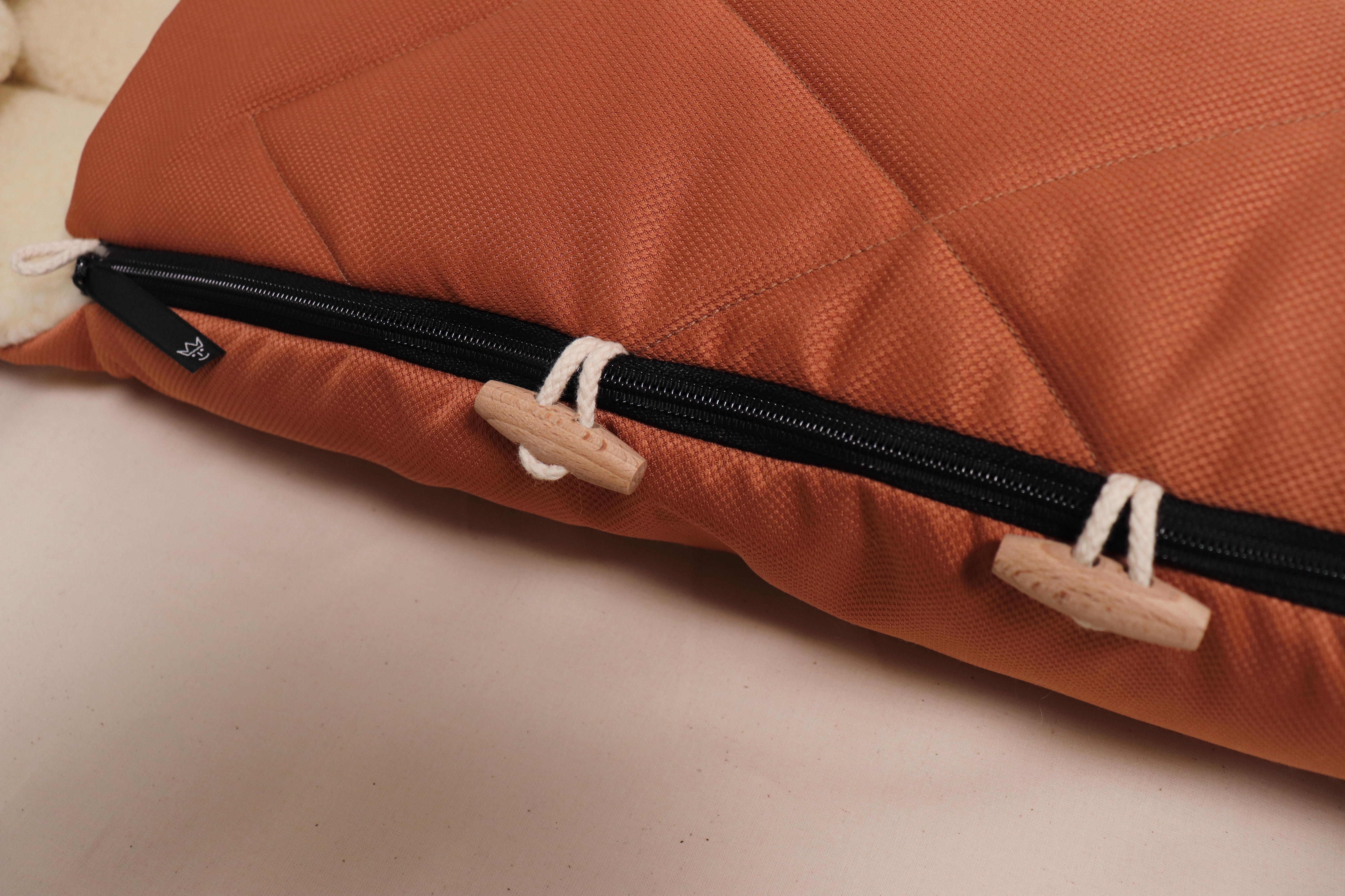 Reißverschluss des Fußsacks in coral gold mit Schafwolle-Innenfutter