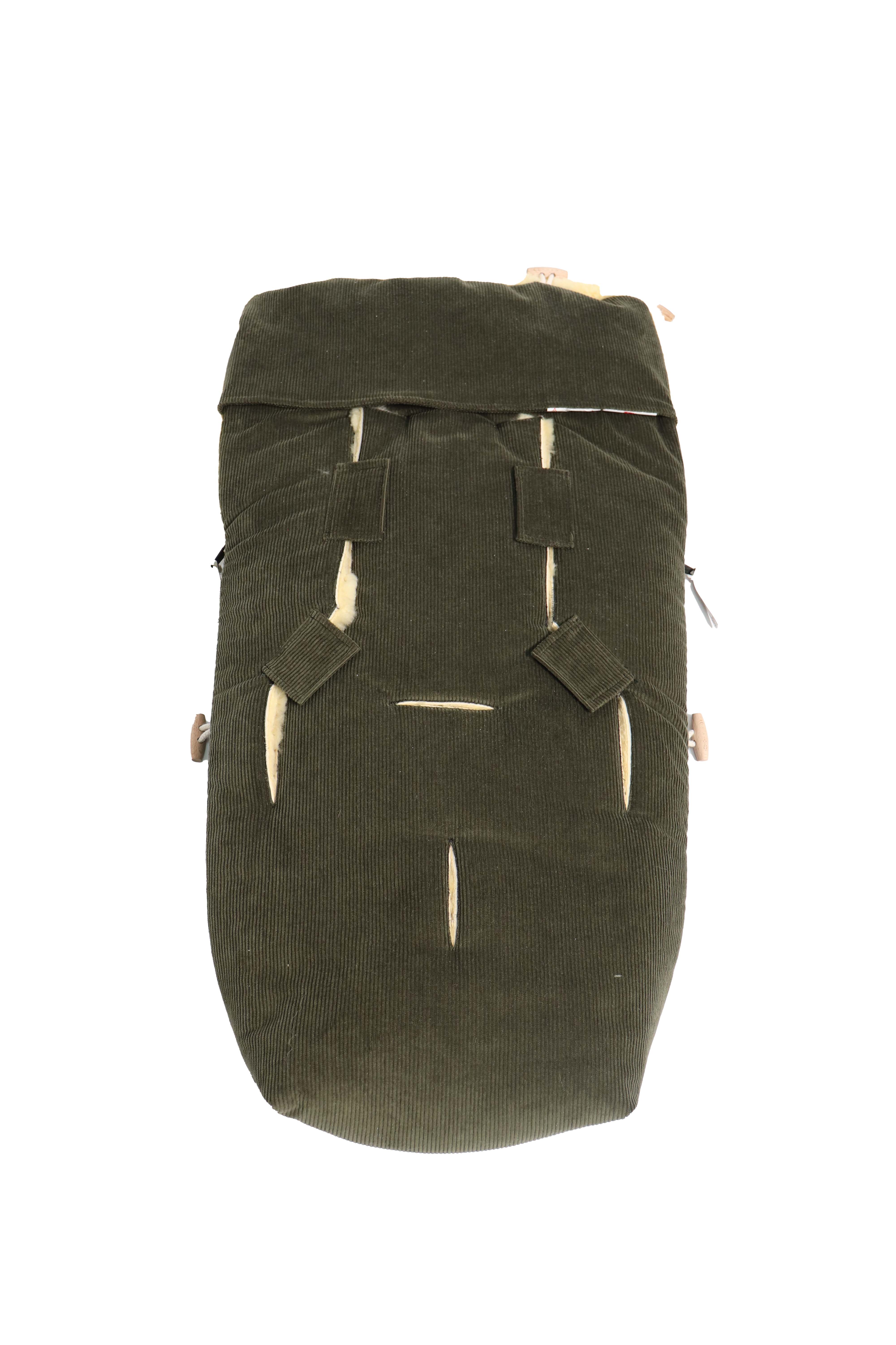 Rückseite FILIA CORD Babyschalen Fußsack mit Lammfell in der Farbe olive green