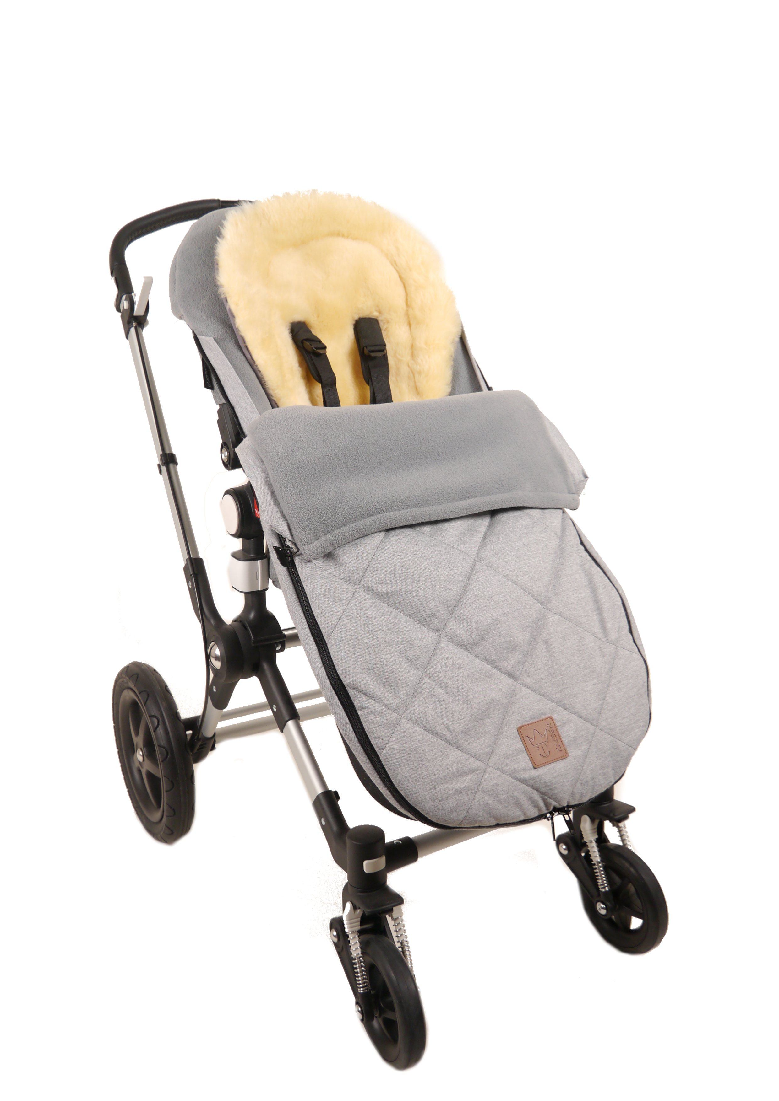 Kinderwagen mit montiertem Winterfußsack und Lammfelleinlage