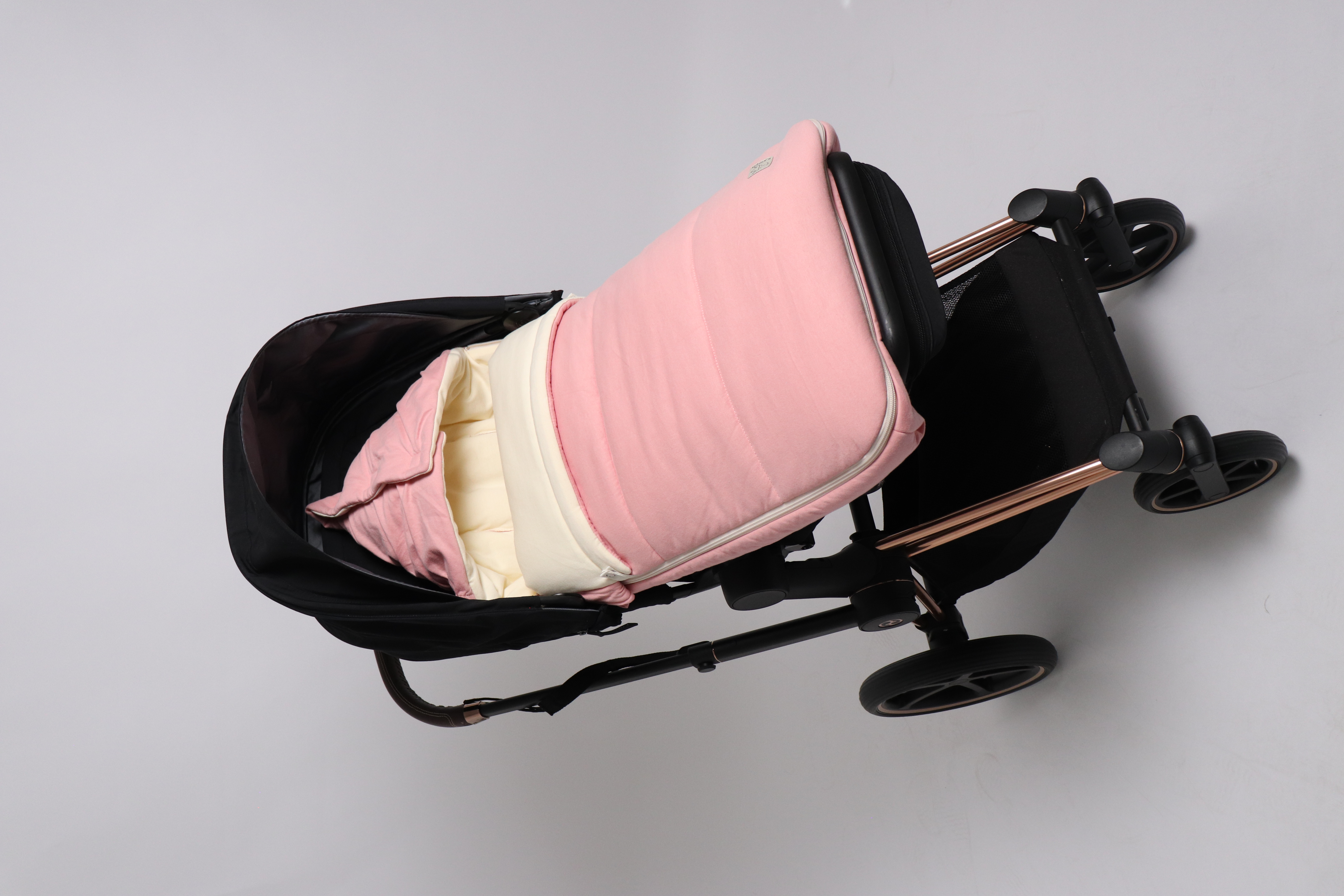 Sommer Fußsack in der Farbe birdal rose in einem Kinderwagen eingesetzt