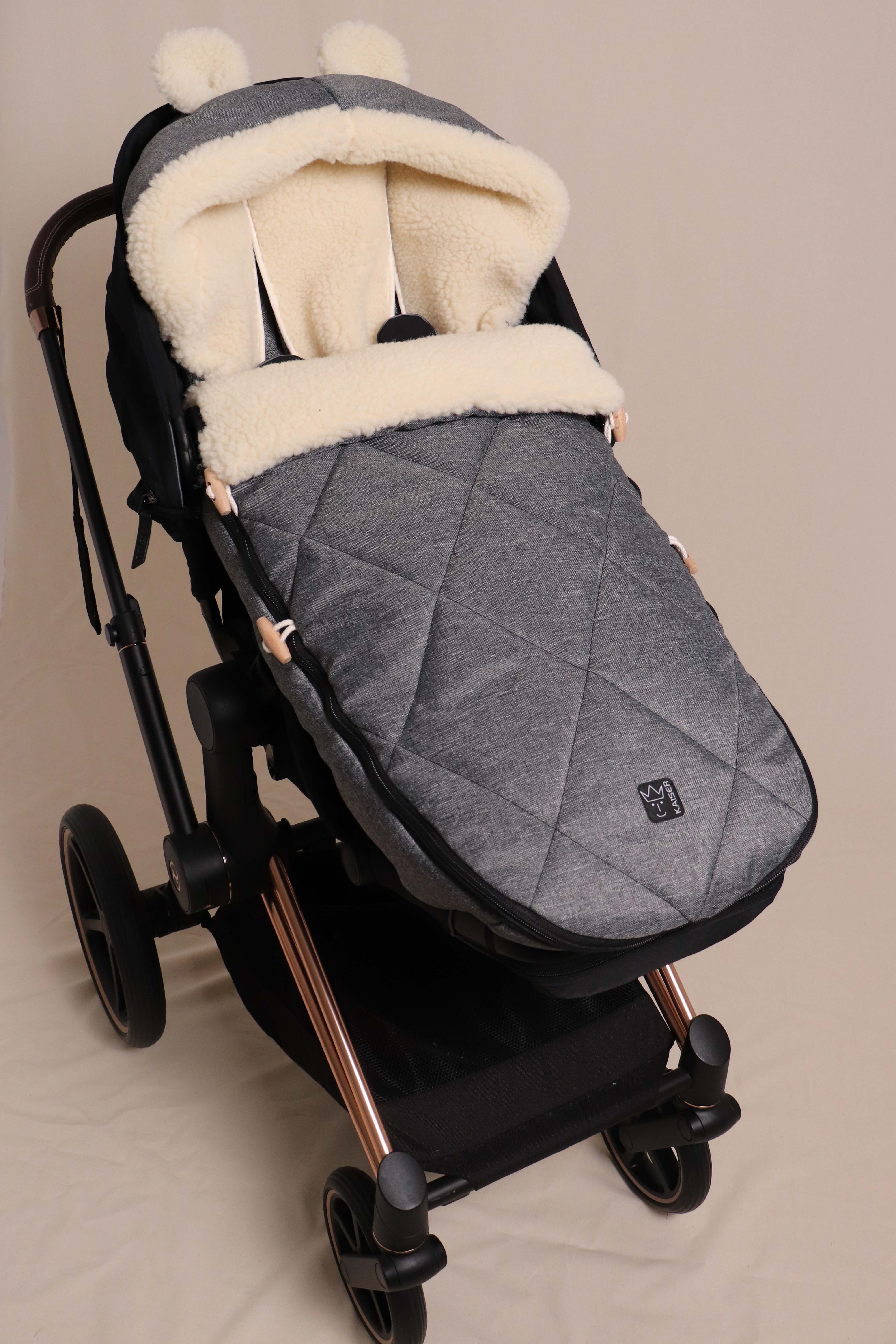 Geschlossener Fußsack in anthrazit mit Schafwolle-Innenfutter ist in einem Kinderwagen eingesetzt
