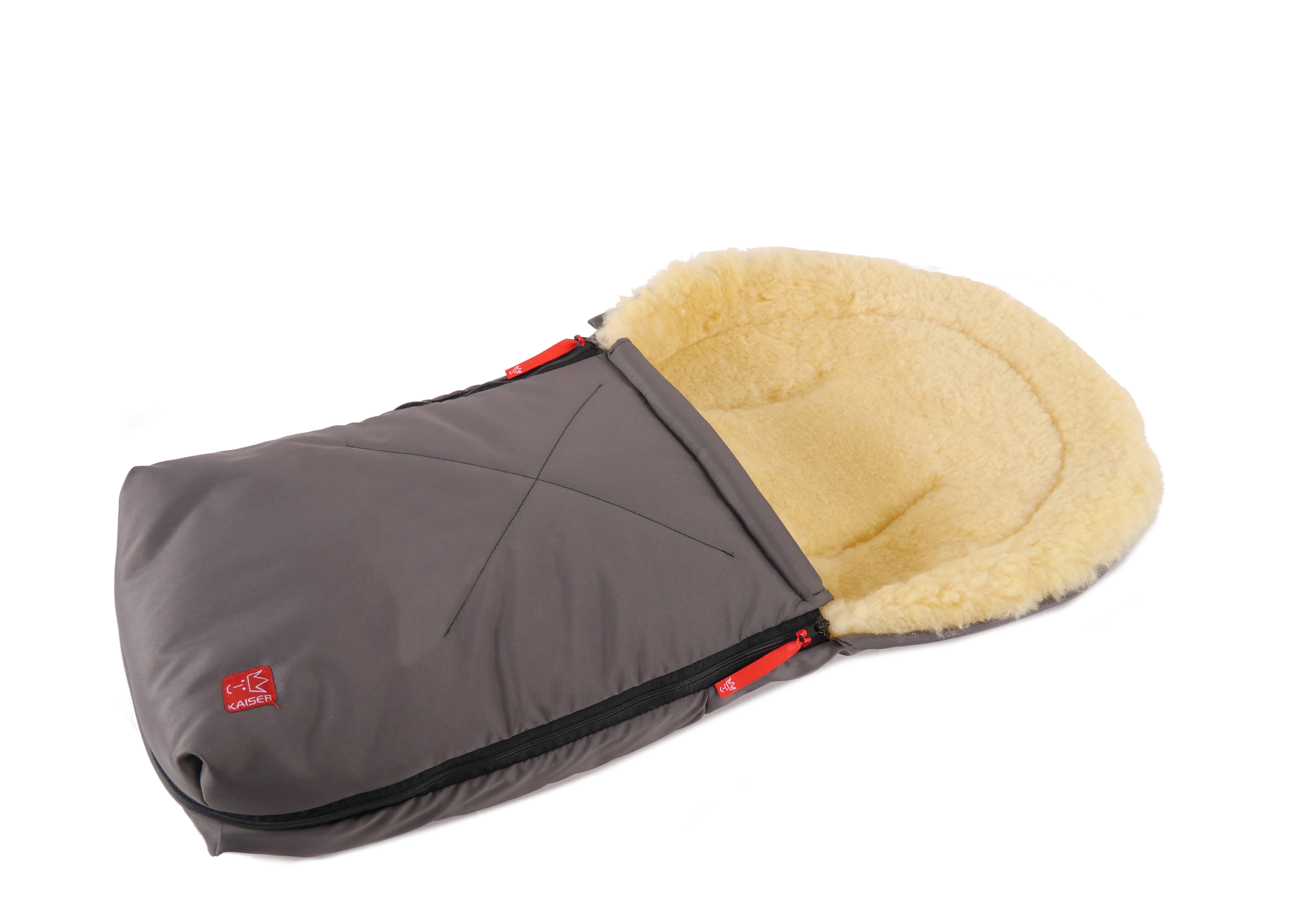 Lammfell-Fußsack von Kaiser, geöffnet, seitliche Perspektive