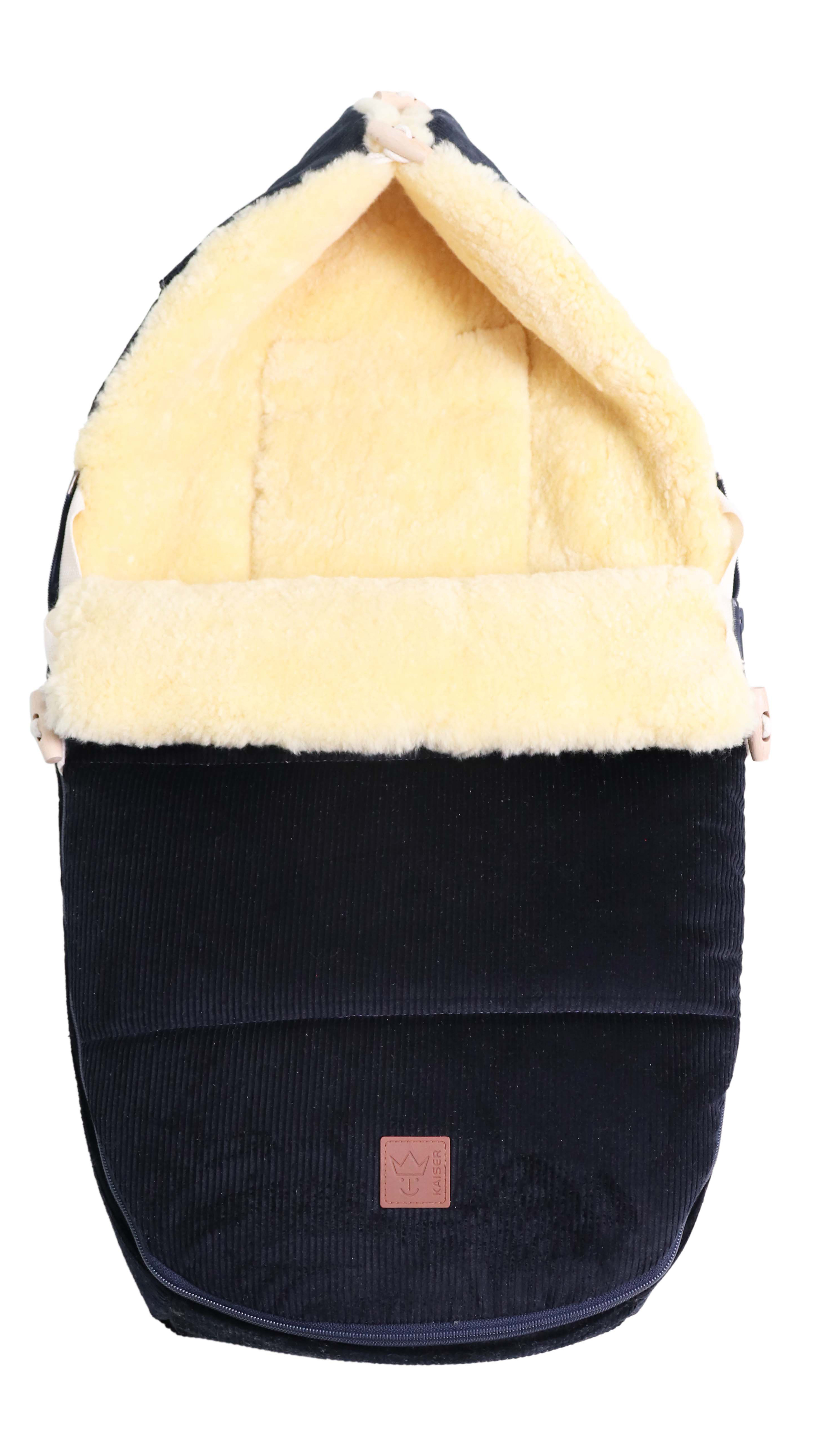 FILIA CORD Babyschalen Fußsack mit Lammfell in der Farbe dark blue sea, Vorderansicht