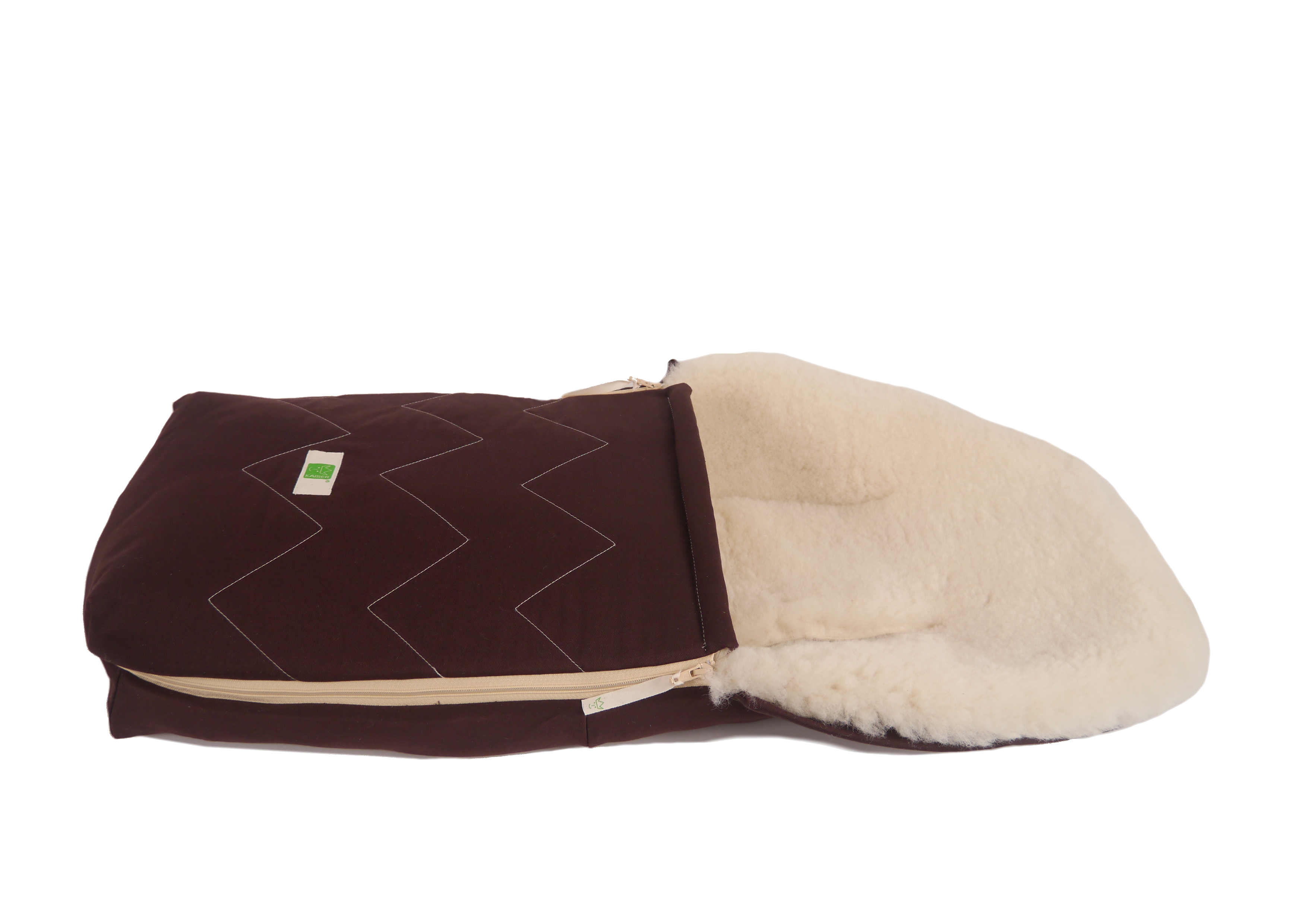 Lammfell-Fußsack von Kaiser in brown, liegend, seitlich geöffnet