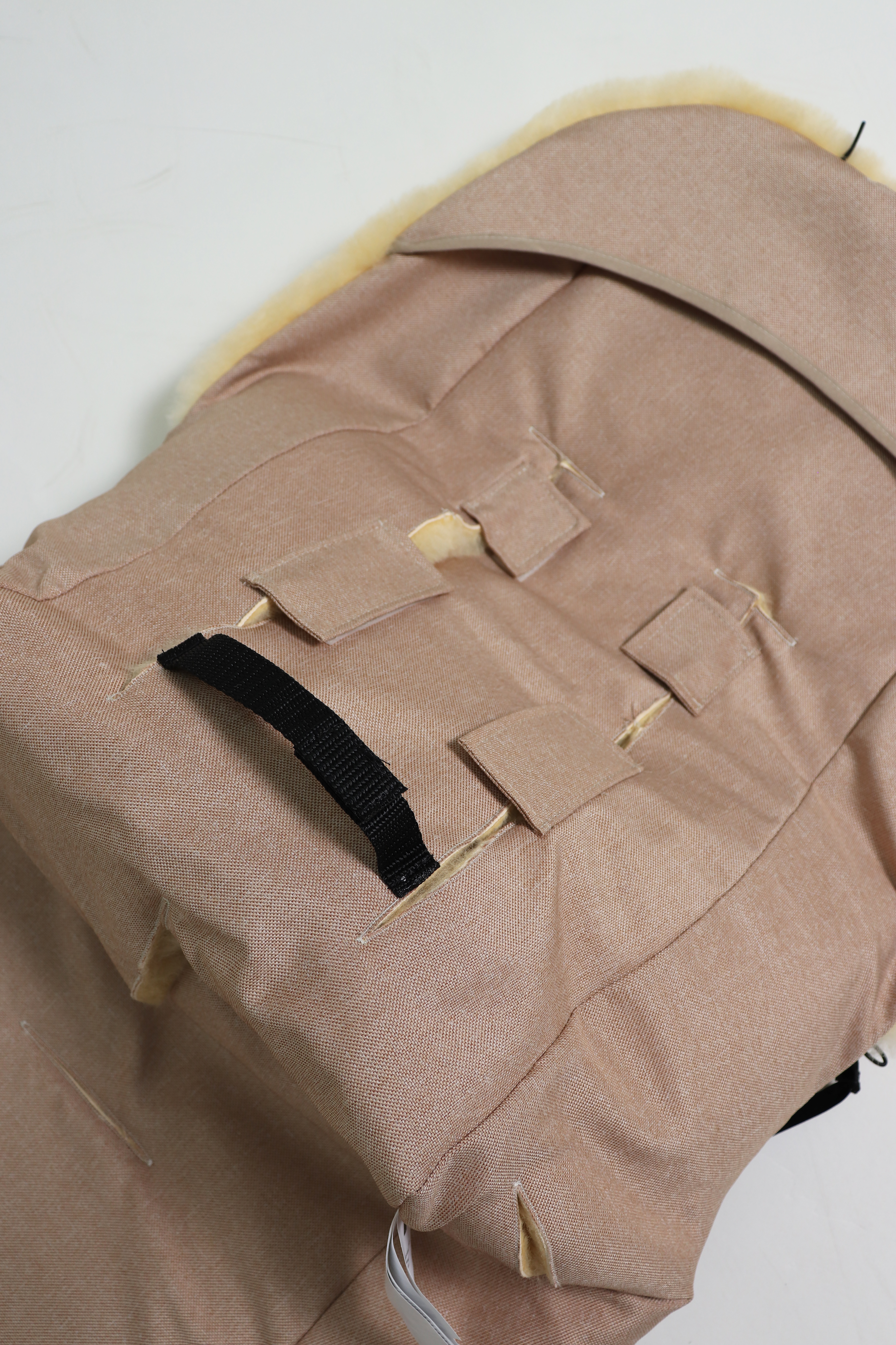 Fußsack mit dem Lammfell-Innenfutter in sand-melange Rückseite