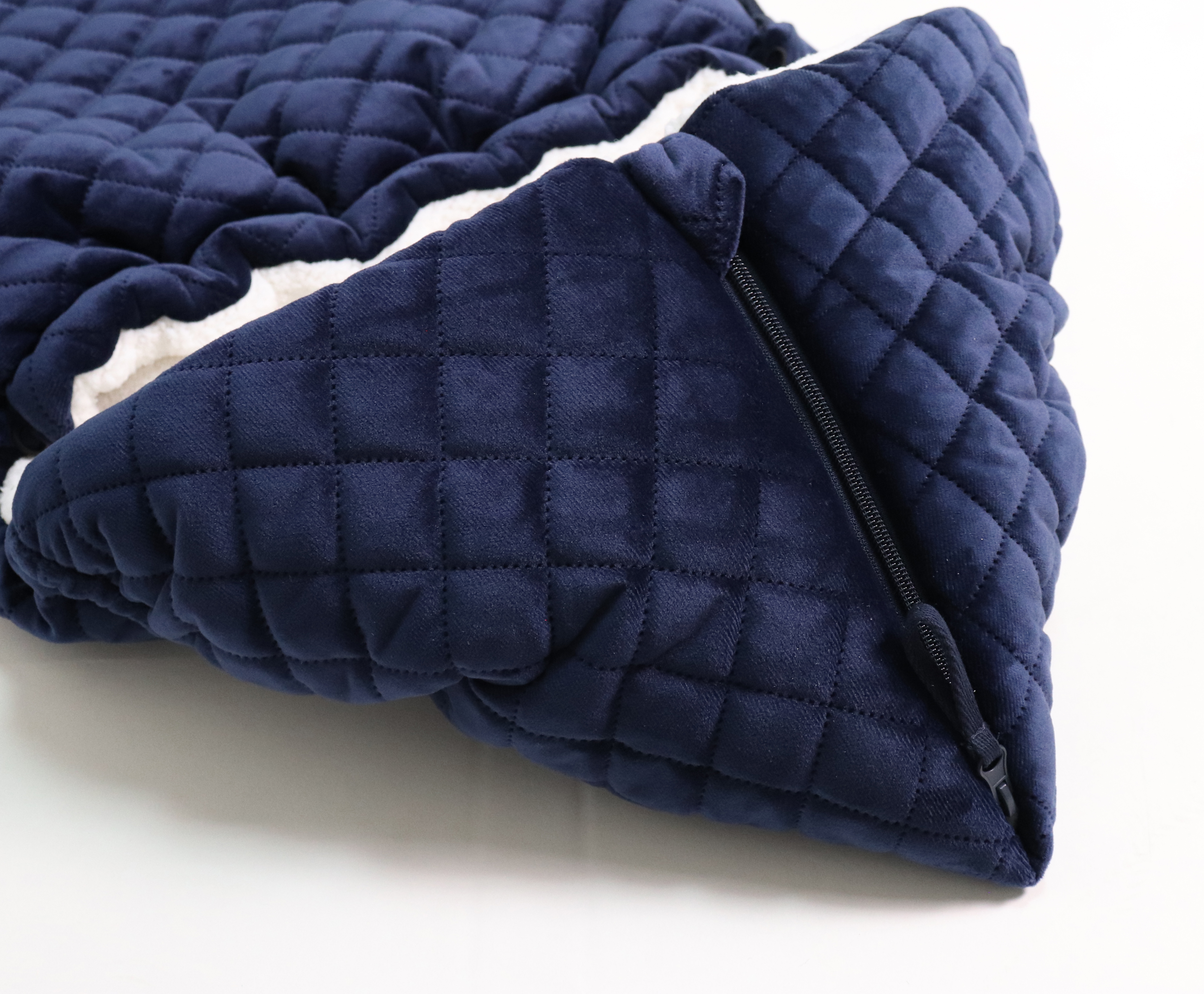 Detail: Reißverschluss und Holzknöpfe an X-LARGE VELVET HOODY Fußsack in der Farbe navy