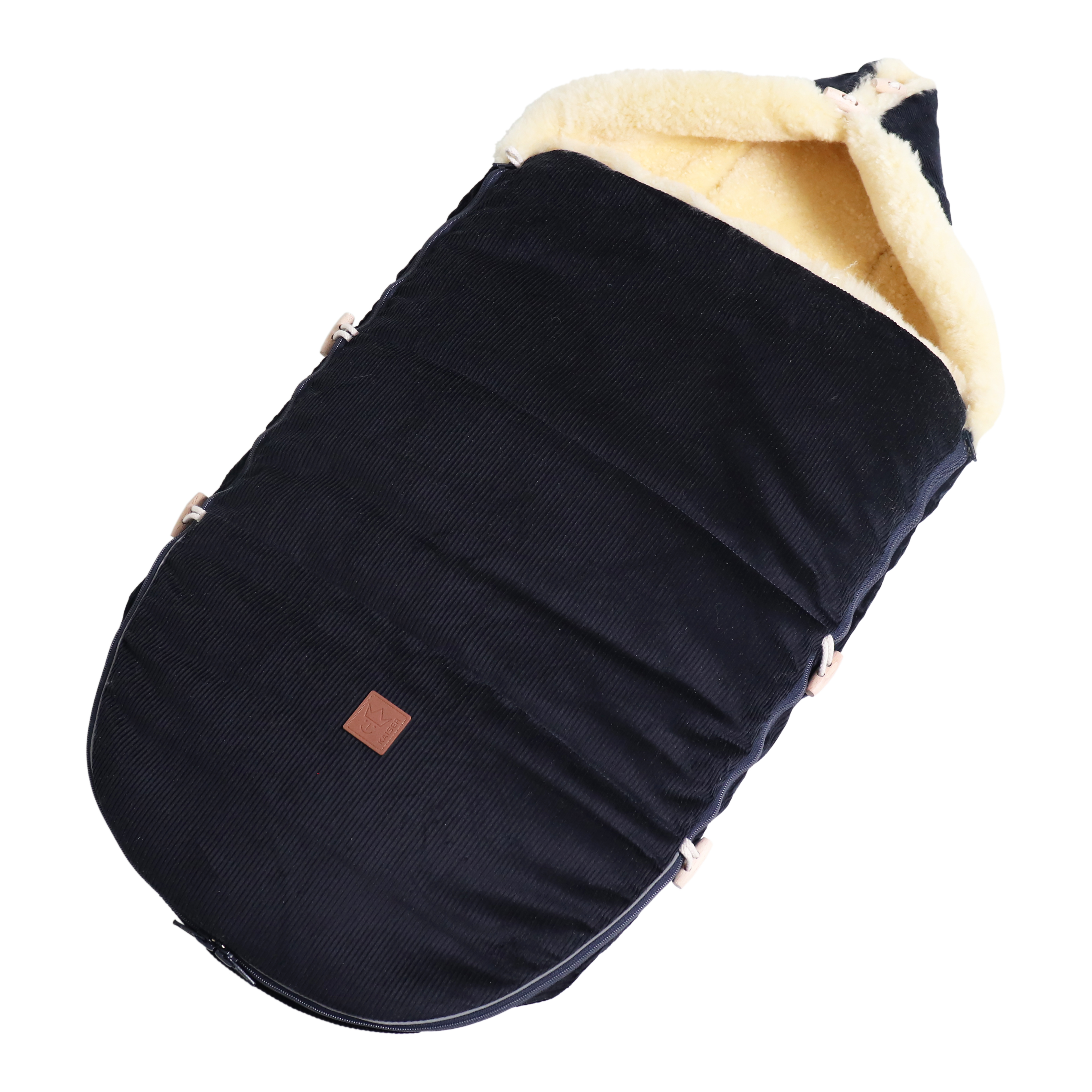 Fußsack mit dem Lammfell-Innenfutter in der Farbe dark-blue-sea liegt quer