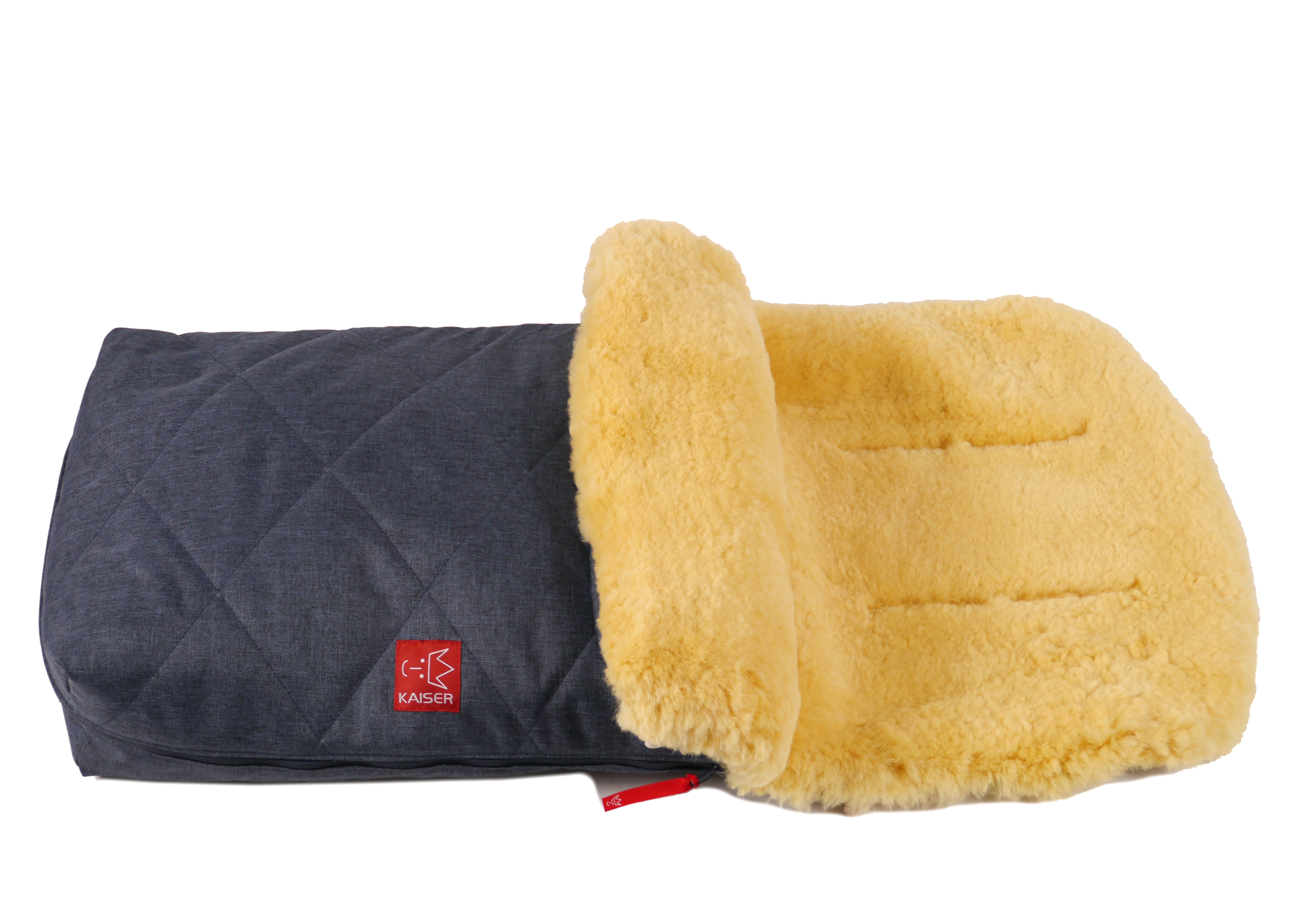 Fußsack mit dem Lammfell-Innenfutter in der Farbe Navy melange und rotem „Kaiser“-Logo auf der Vorderseite liegt horizontal