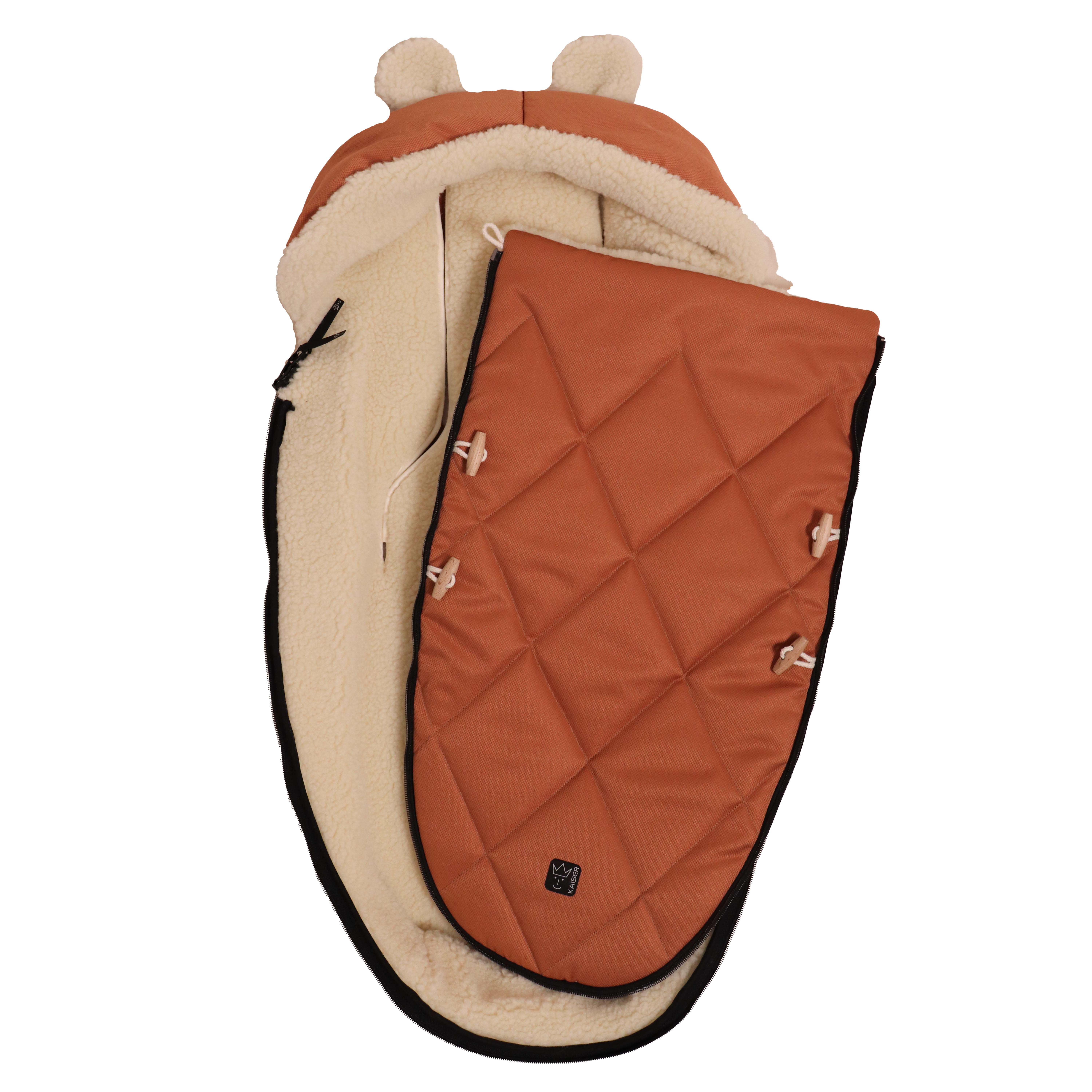 Fußsack in coral gold mit Schafwolle-Innenfutter seitlich geöffnet und aufgeklappt