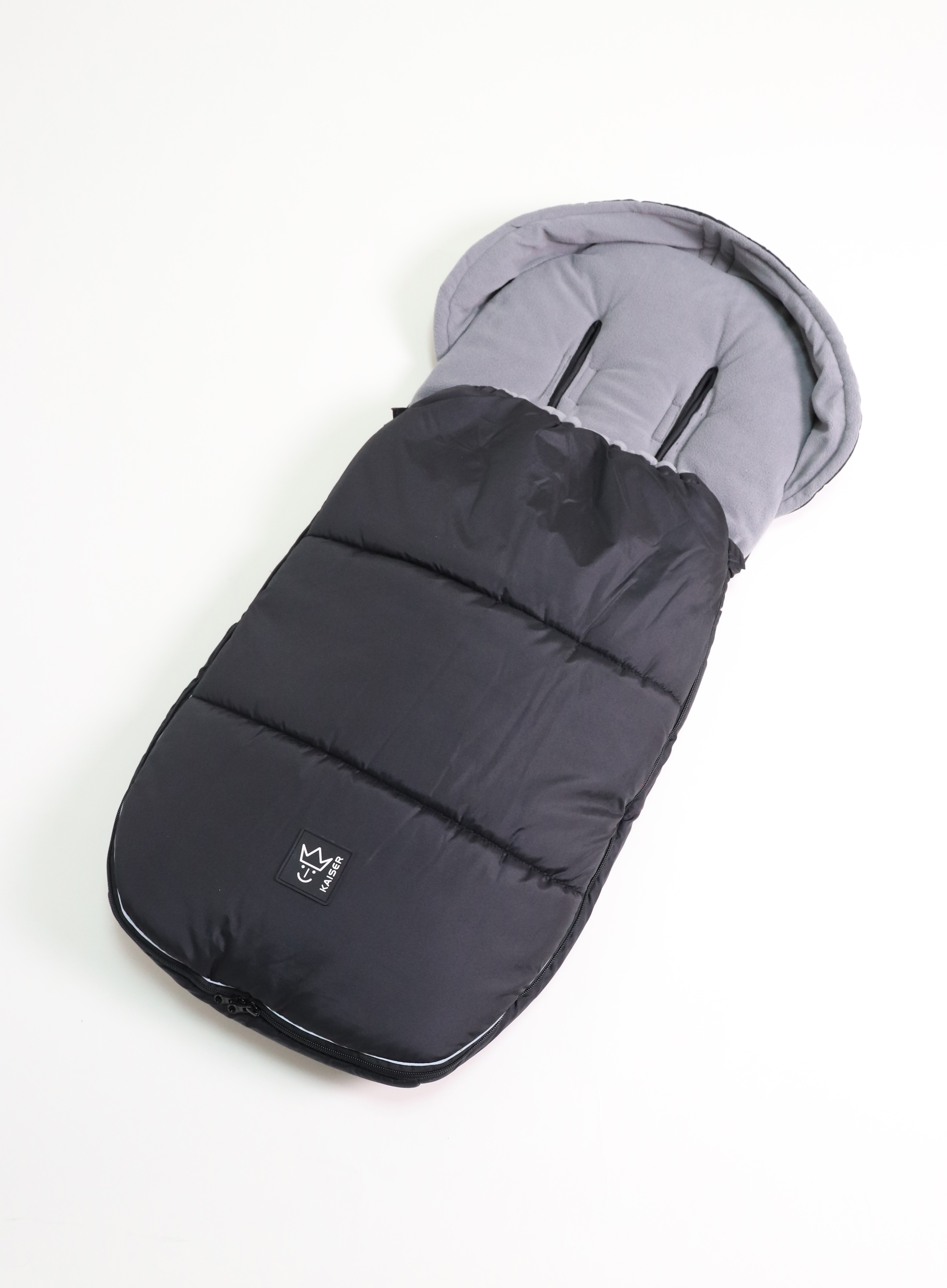 LUKKY - universal stroller footmuff Thermofußsack LUKKY in der Farbe schwarz mit schwarzem Logo liegt quer