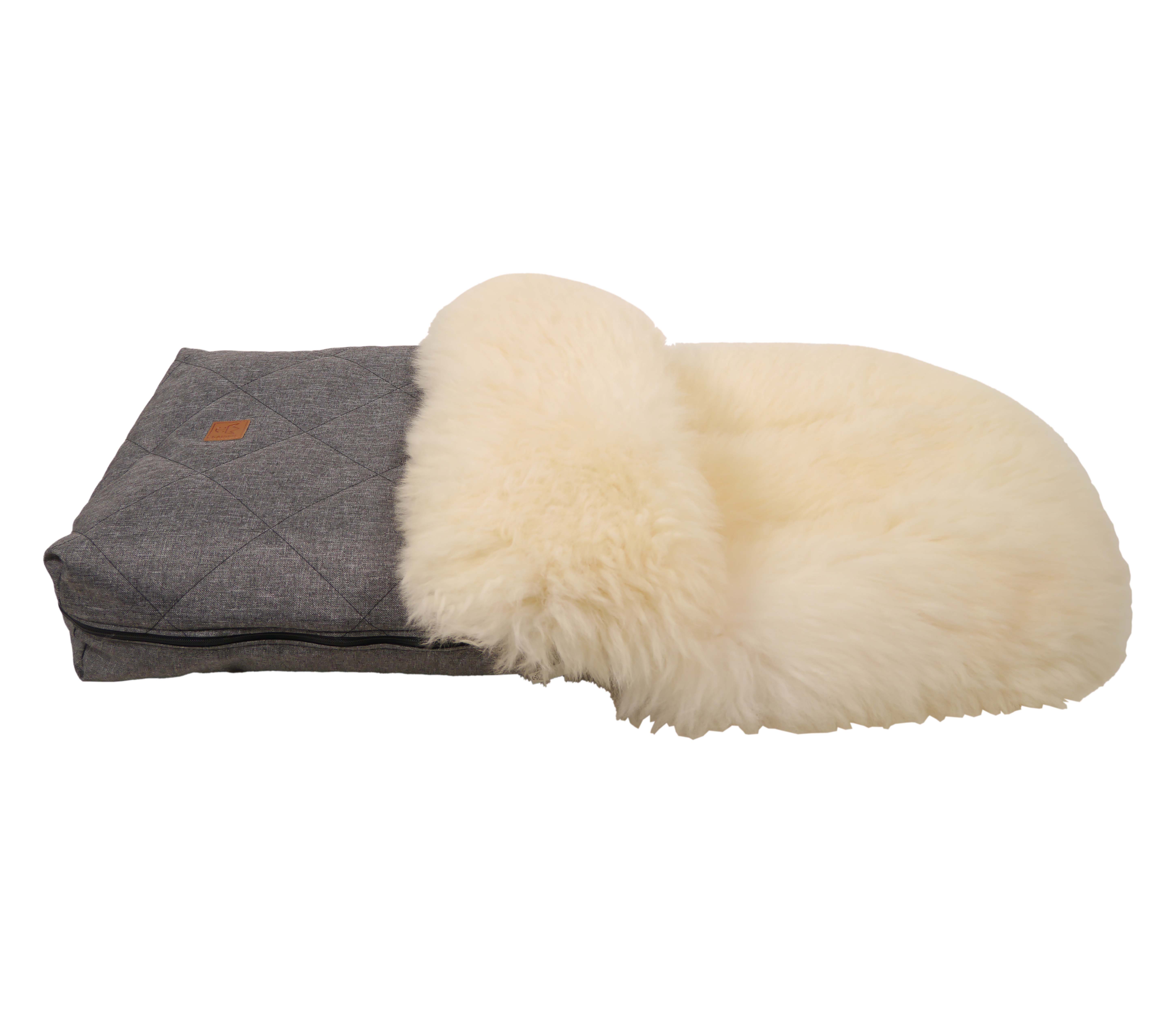 Fußsack mit dem Lammfell-Innenfutter in der Farbe anthrazit melange liegt horizontal