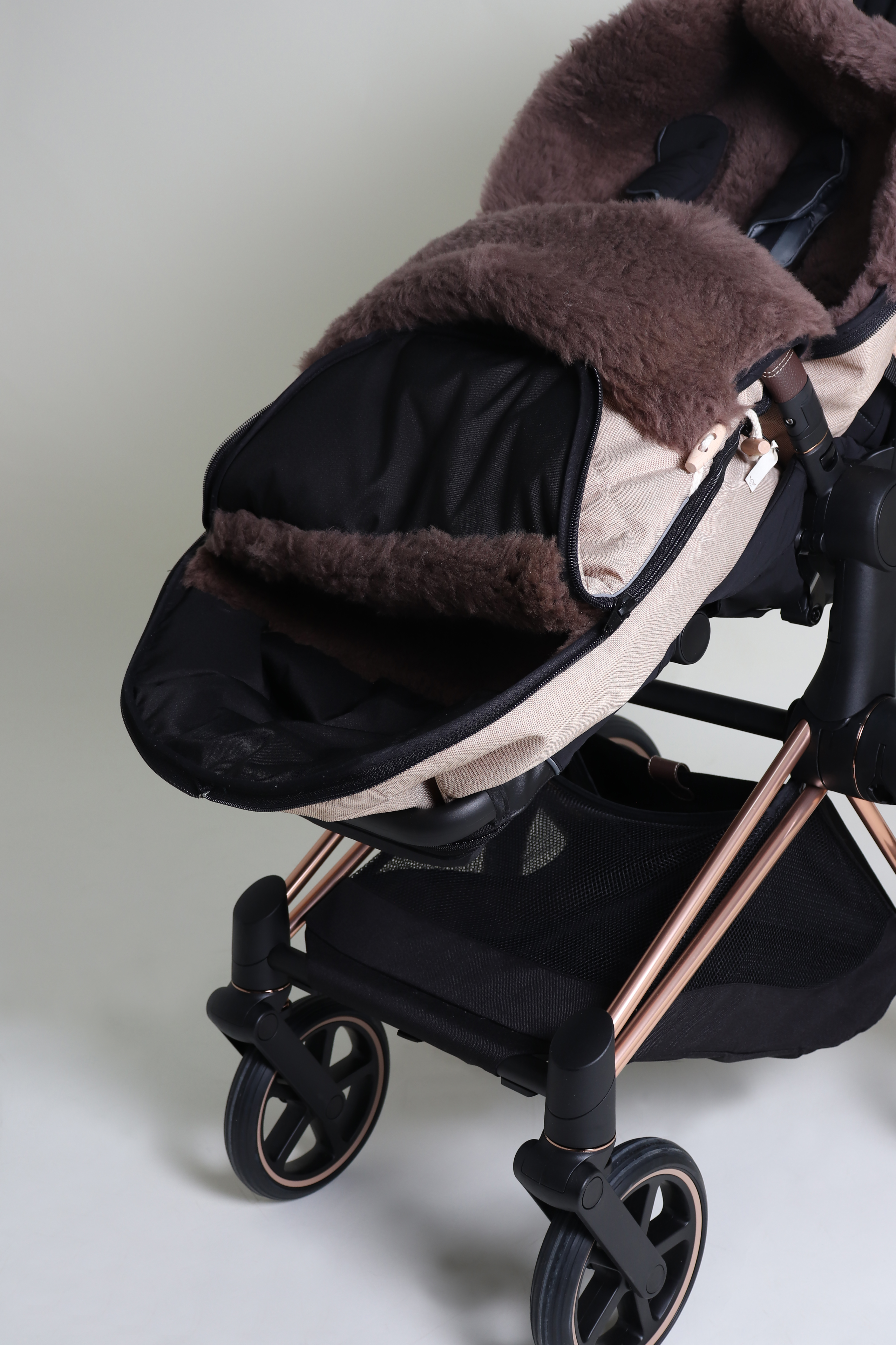TOFFEE Lammfell Fußsack Der Fußbereich des Fußsacks ist mit einem Schmutzschutz ausgestattet.